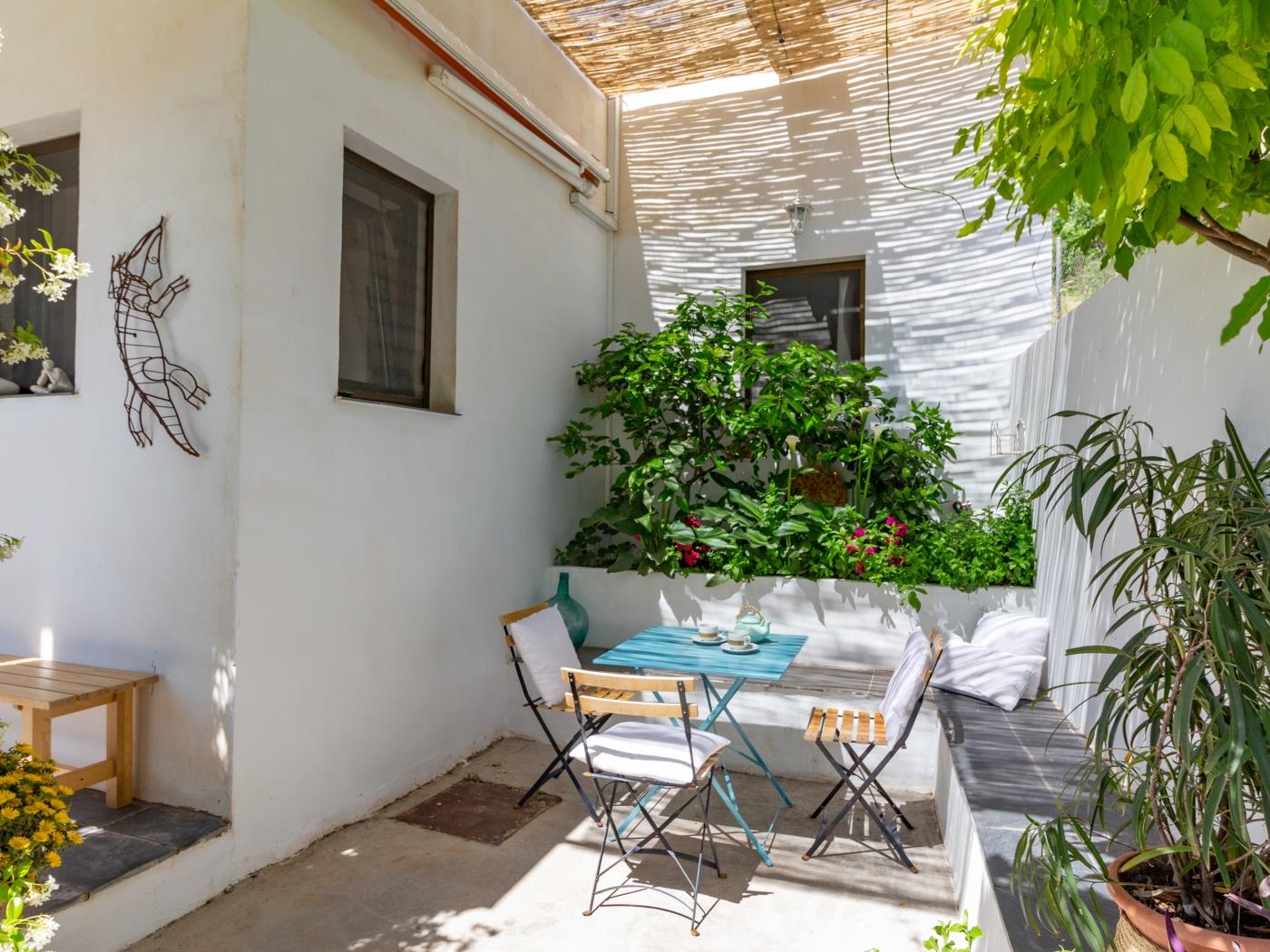 casa con piscina y sala de yoga privada en Nigüelas