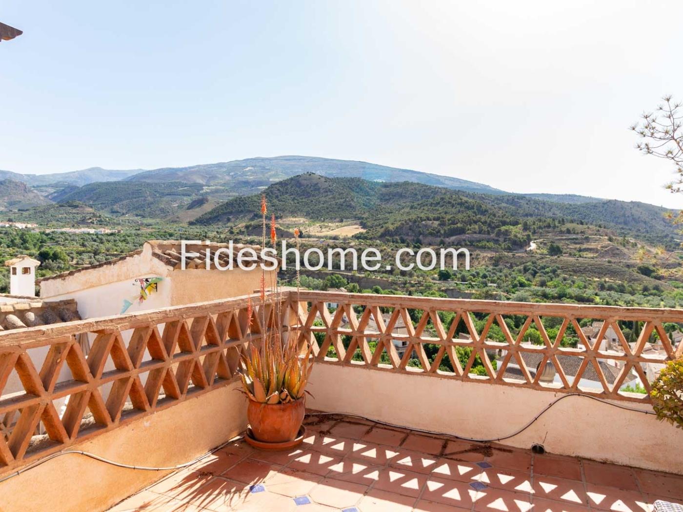 Superbe Maison de Charme avec Terrasse et Vue à Chite. à Chite