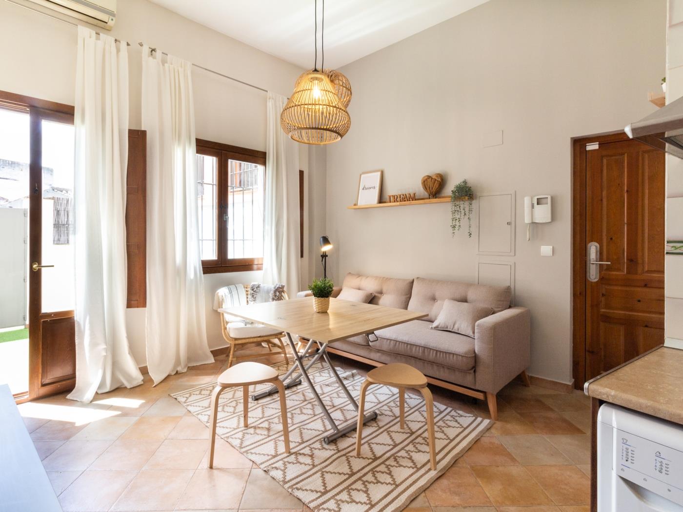 Apto Real Bajo Cartuja. Apartment mit privatem Patio und WLAN in Granada