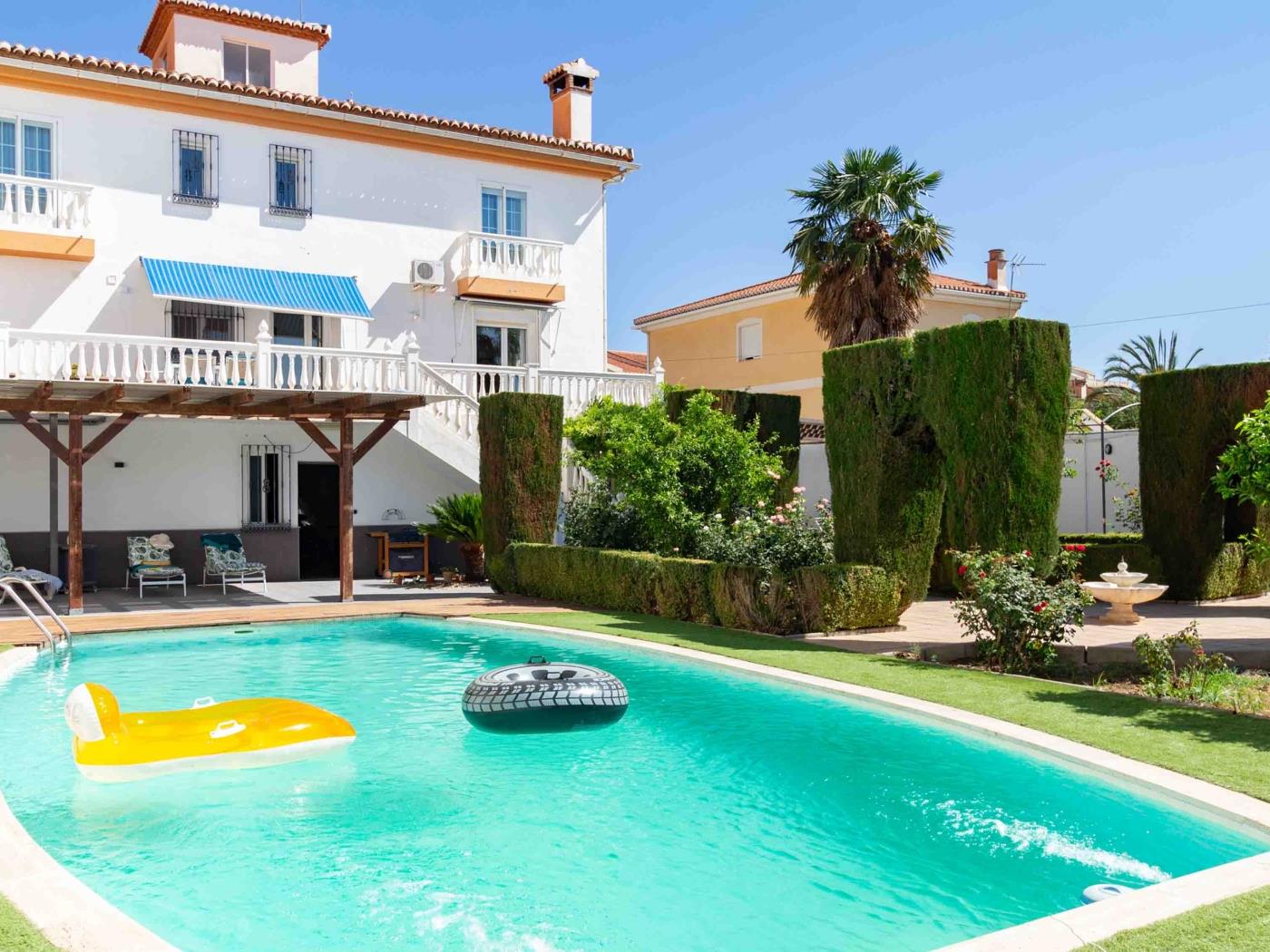 Belle maison avec 5 chambres, piscine, jardins et wifi à Dúrcal