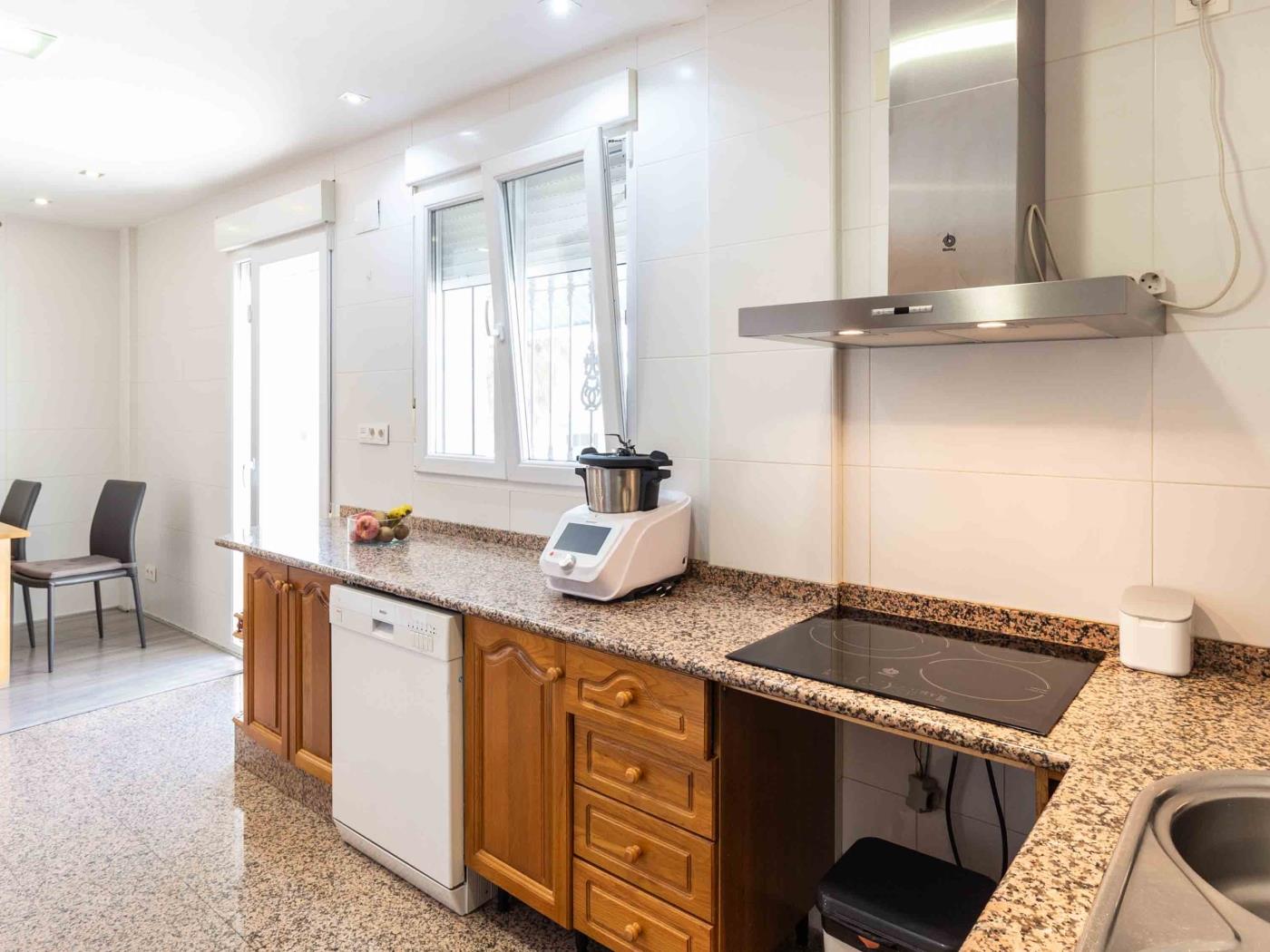 Belle maison avec 5 chambres, piscine, jardins et wifi à Dúrcal