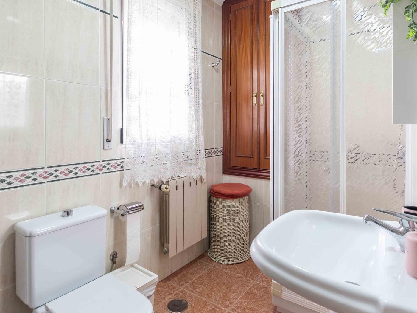 Belle maison avec 5 chambres, piscine, jardins et wifi à Dúrcal