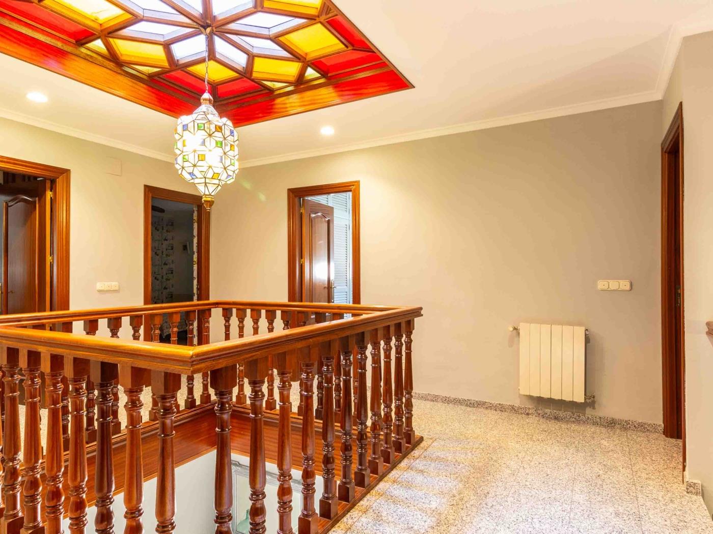 Belle maison avec 5 chambres, piscine, jardins et wifi à Dúrcal