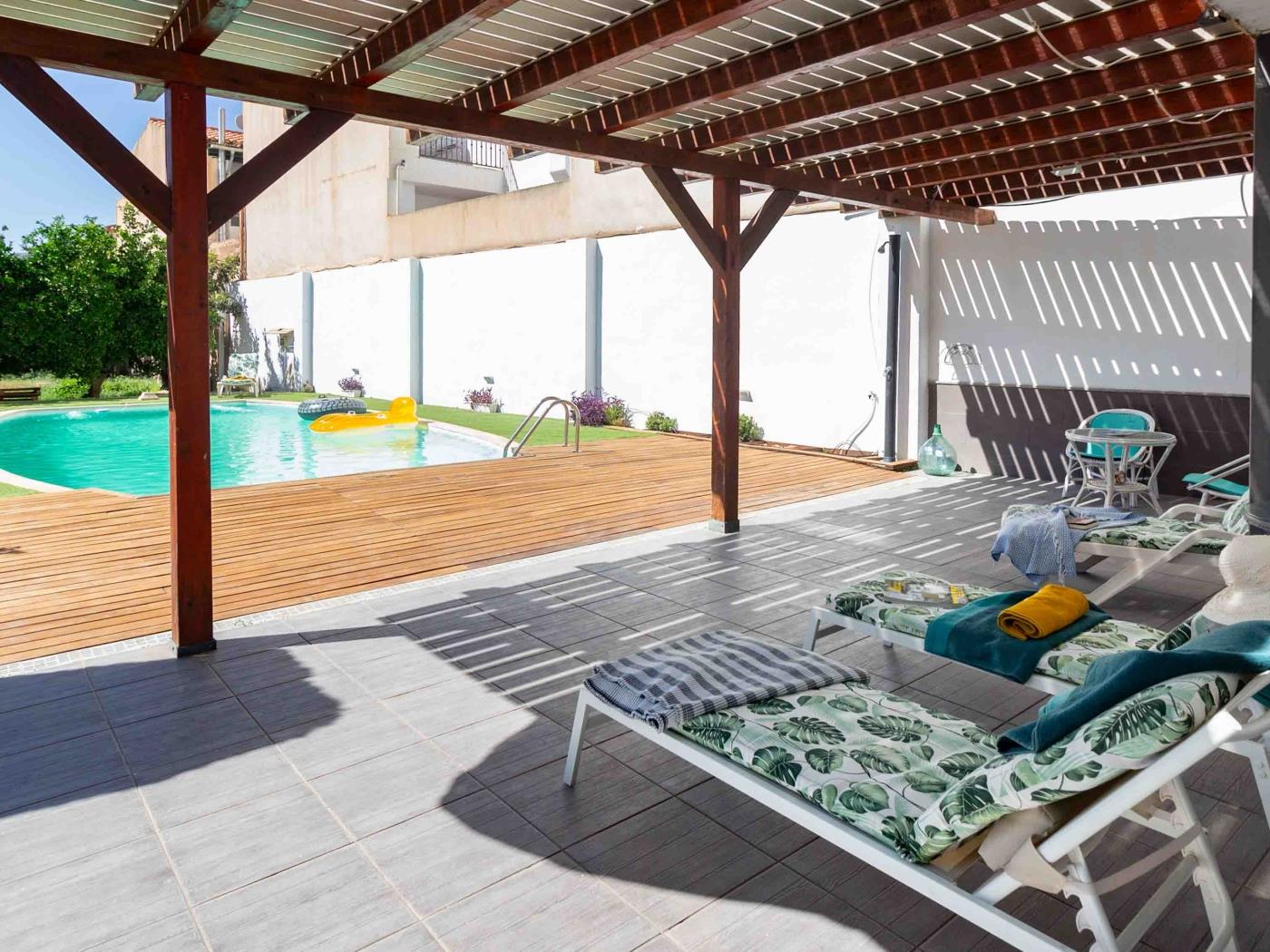 Belle maison avec 5 chambres, piscine, jardins et wifi à Dúrcal