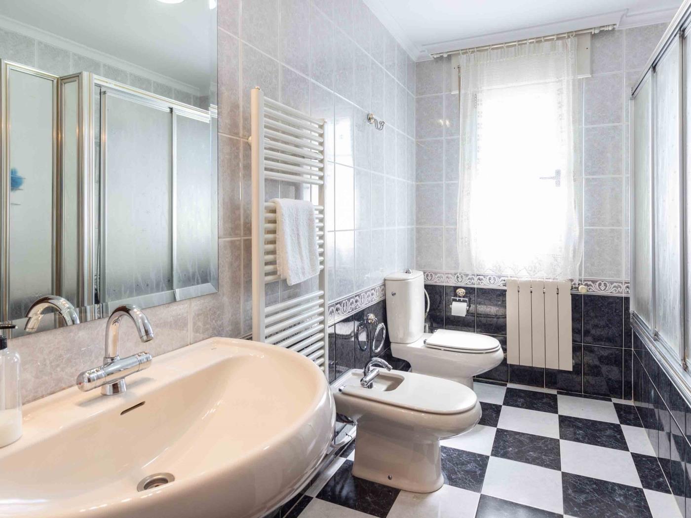 Belle maison avec 5 chambres, piscine, jardins et wifi à Dúrcal