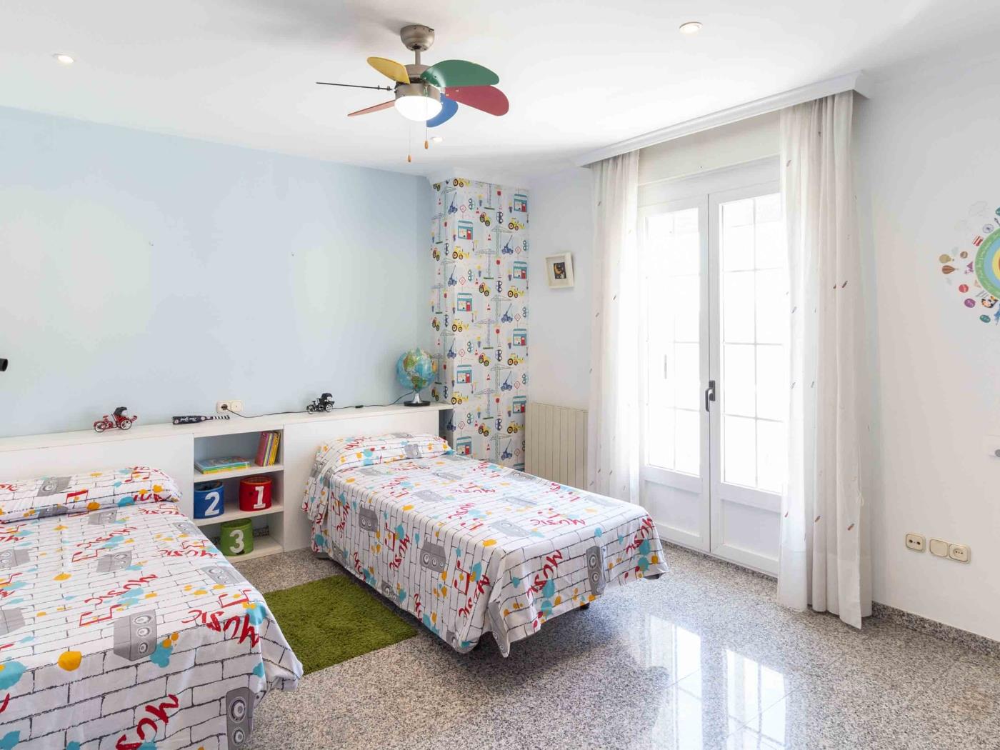Belle maison avec 5 chambres, piscine, jardins et wifi à Dúrcal
