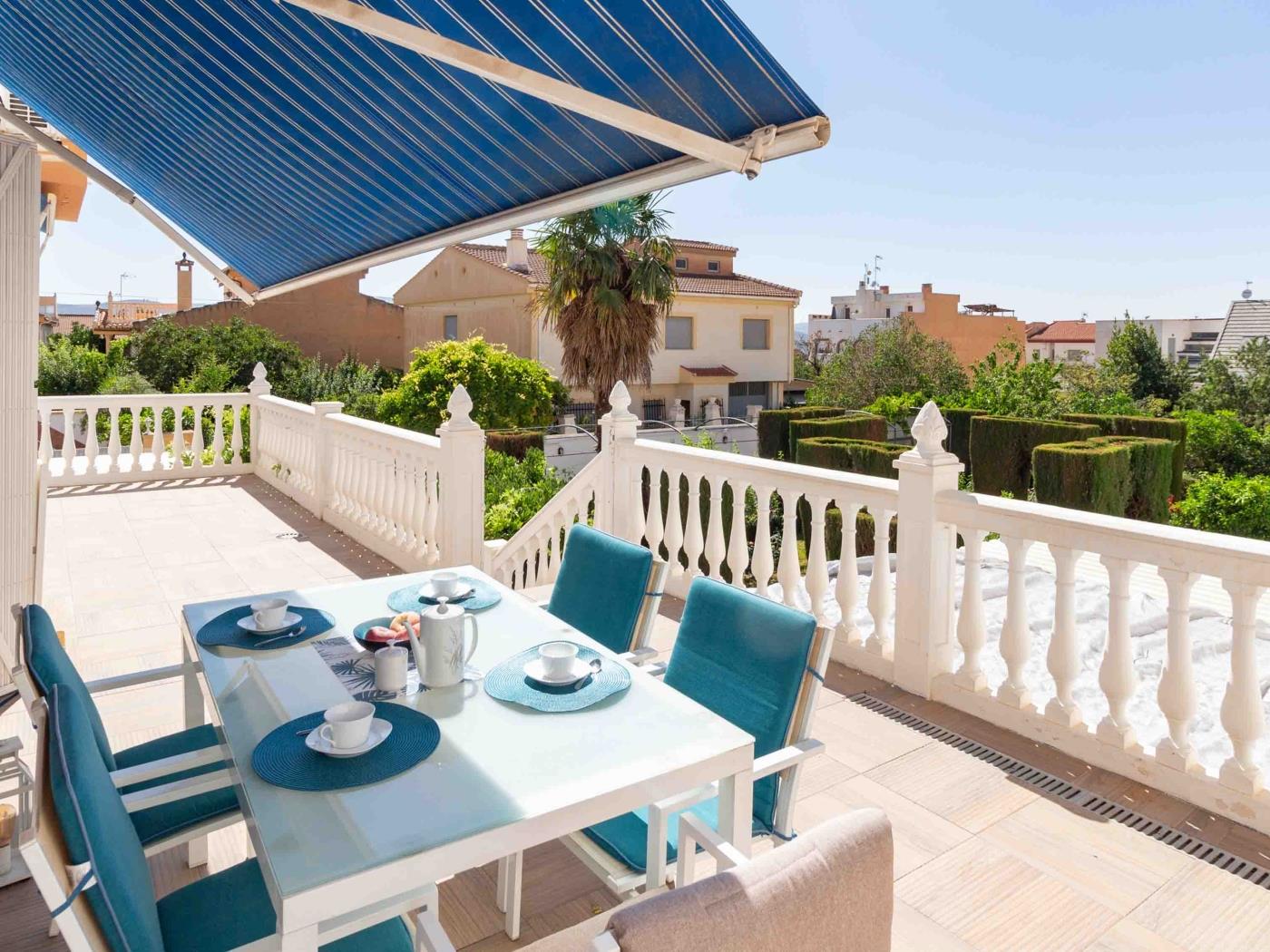 Belle maison avec 5 chambres, piscine, jardins et wifi à Dúrcal
