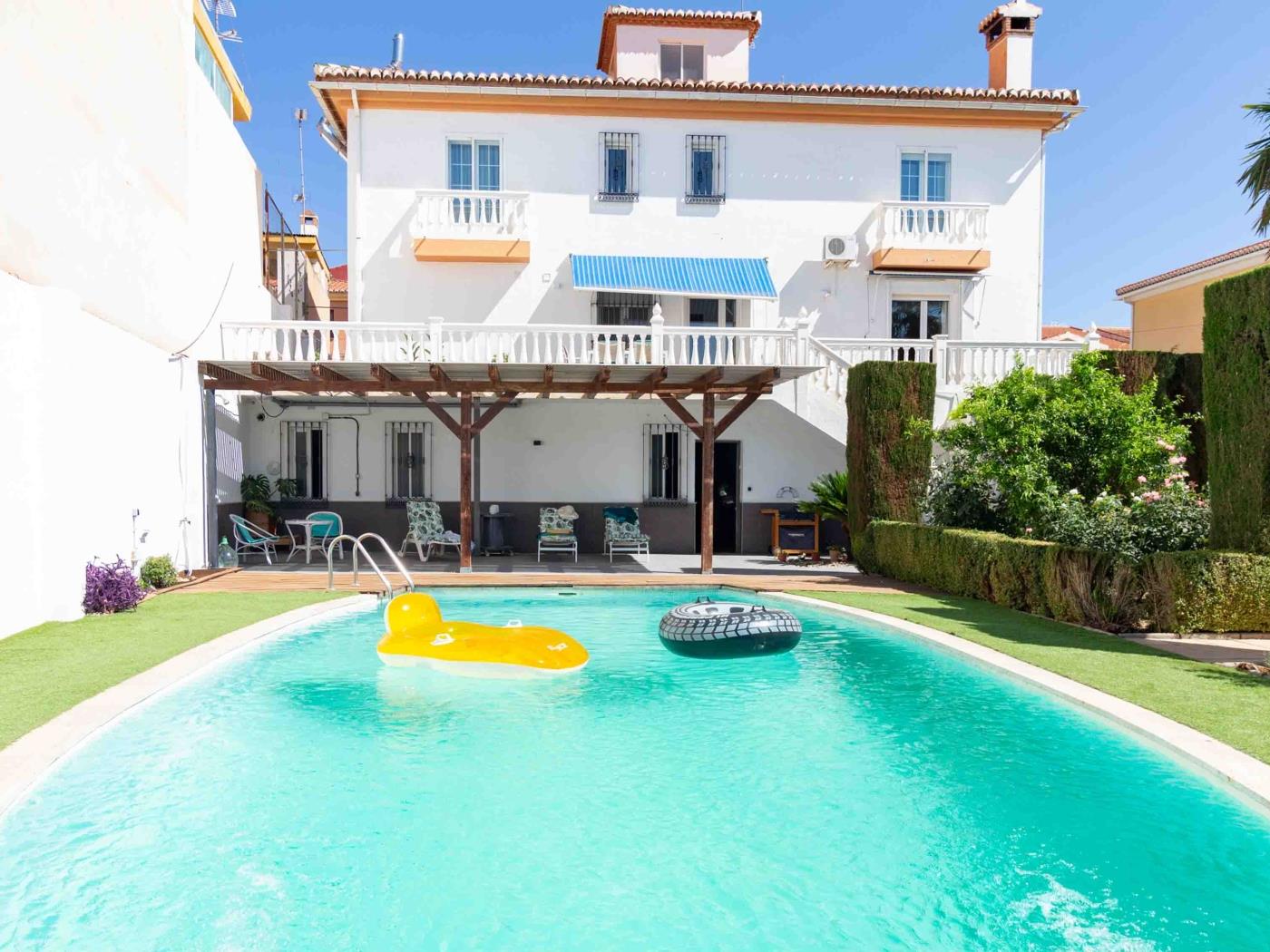 Belle maison avec 5 chambres, piscine, jardins et wifi à Dúrcal