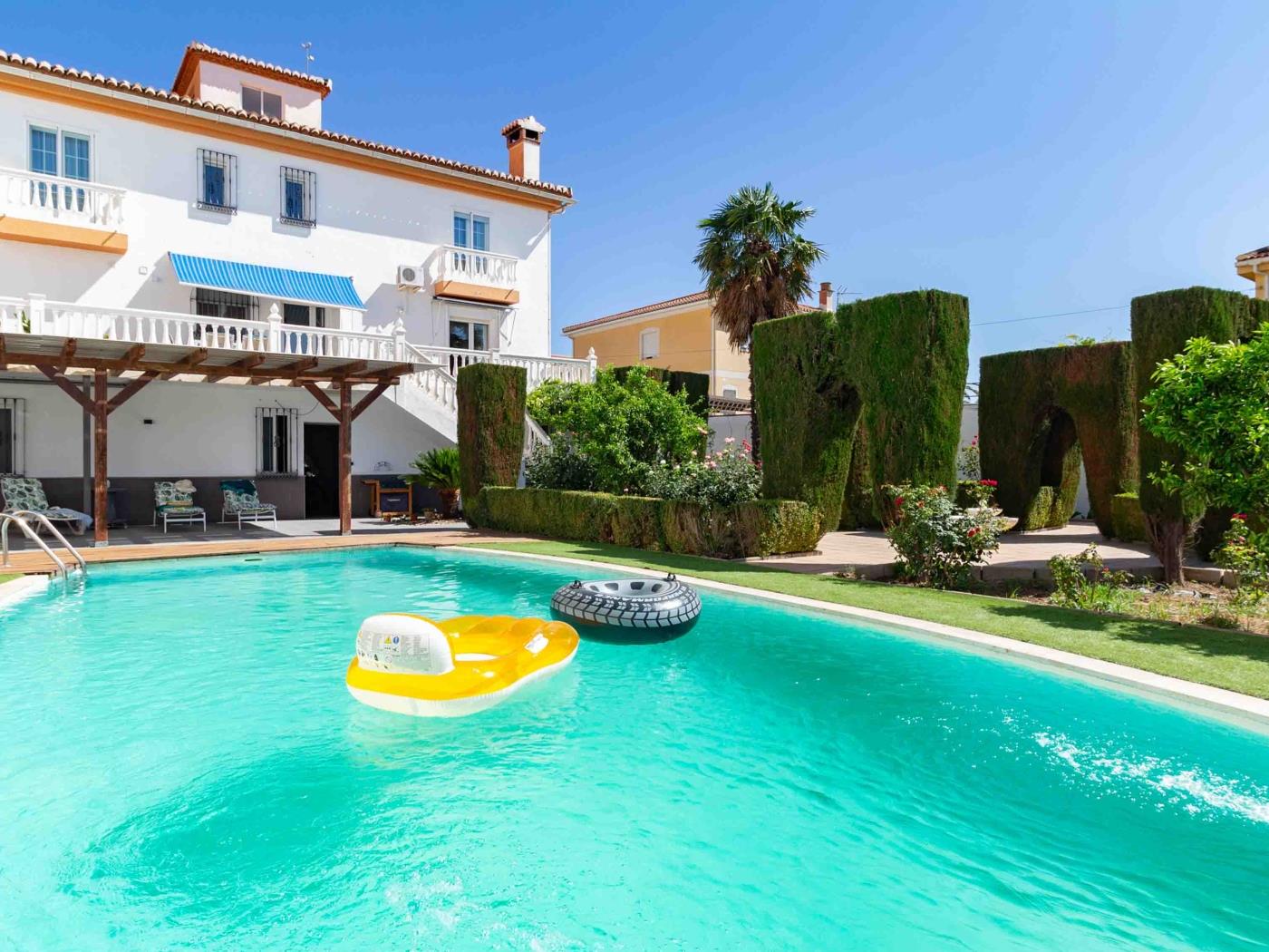Belle maison avec 5 chambres, piscine, jardins et wifi à Dúrcal