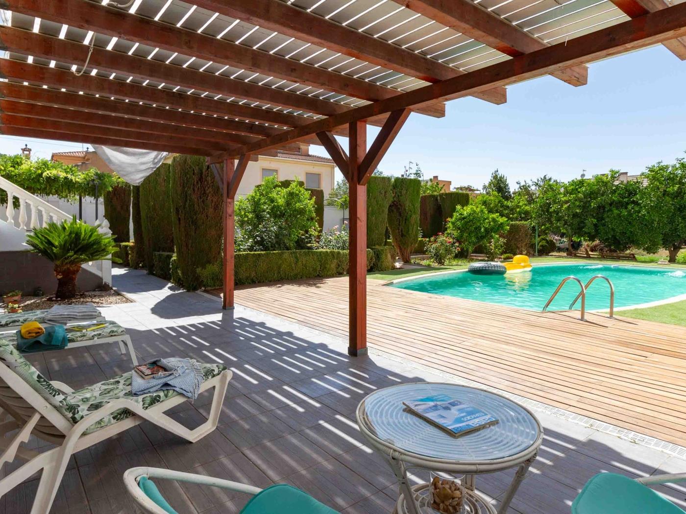 Belle maison avec 5 chambres, piscine, jardins et wifi à Dúrcal