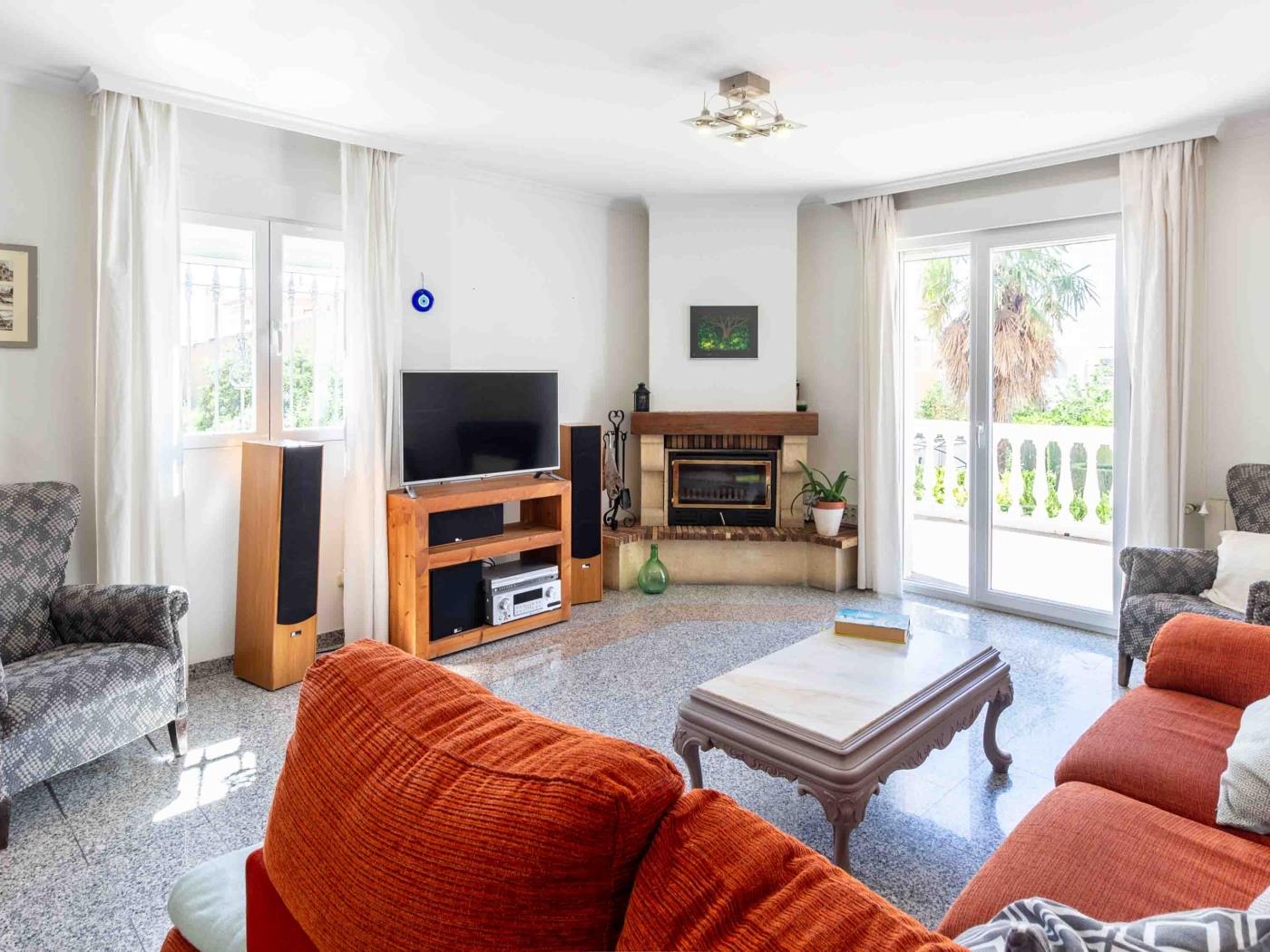 Belle maison avec 5 chambres, piscine, jardins et wifi à Dúrcal