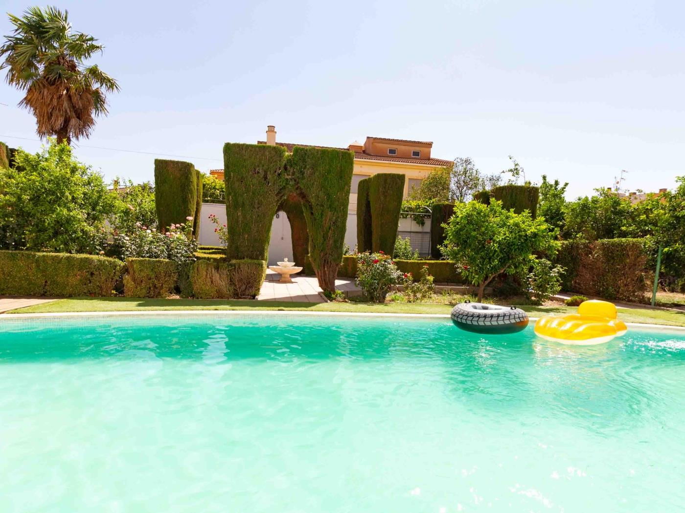 Belle maison avec 5 chambres, piscine, jardins et wifi à Dúrcal