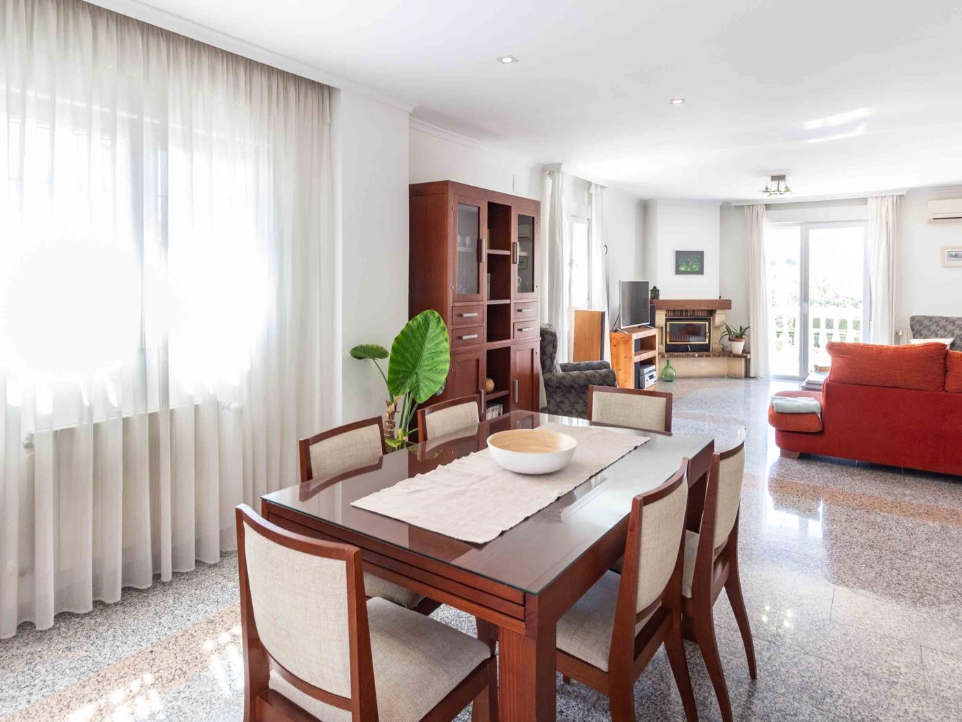 Belle maison avec 5 chambres, piscine, jardins et wifi à Dúrcal