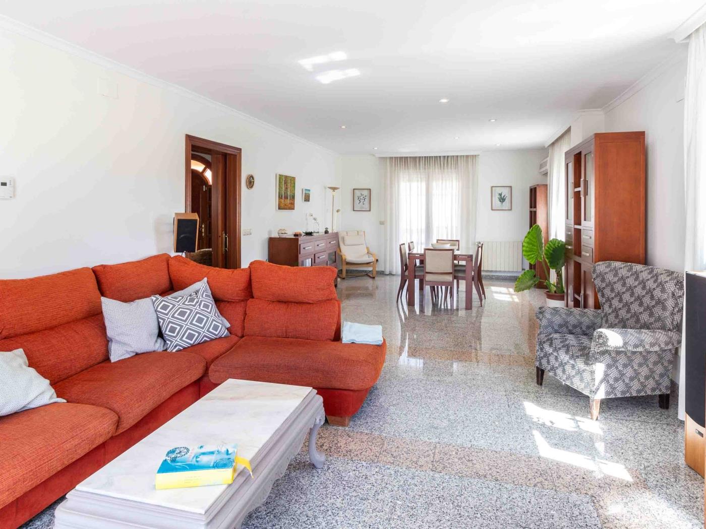 Belle maison avec 5 chambres, piscine, jardins et wifi à Dúrcal