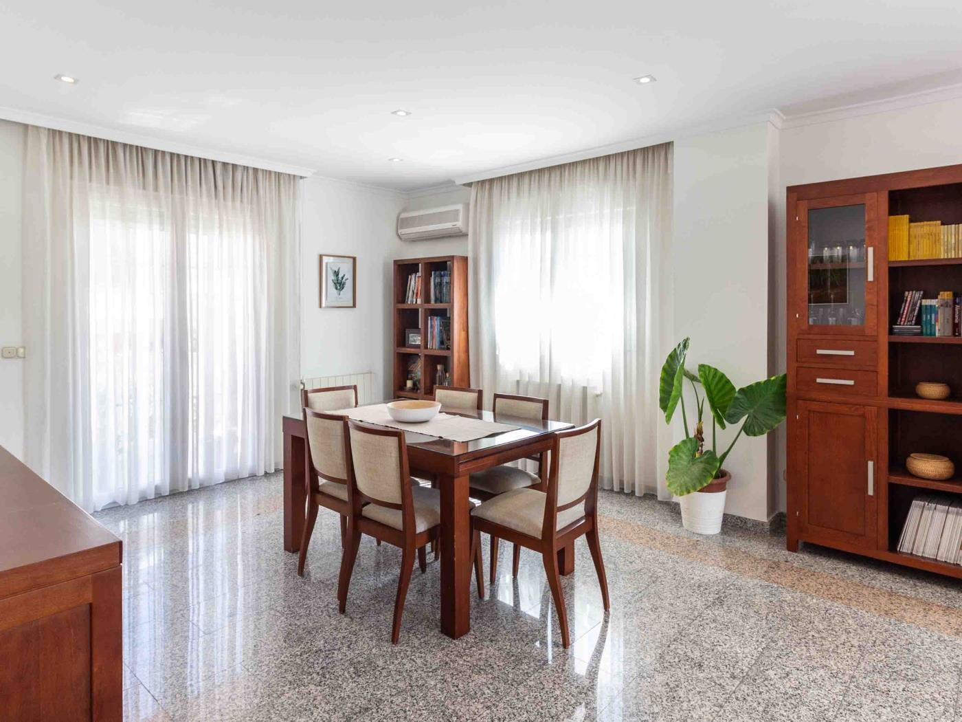 Belle maison avec 5 chambres, piscine, jardins et wifi à Dúrcal
