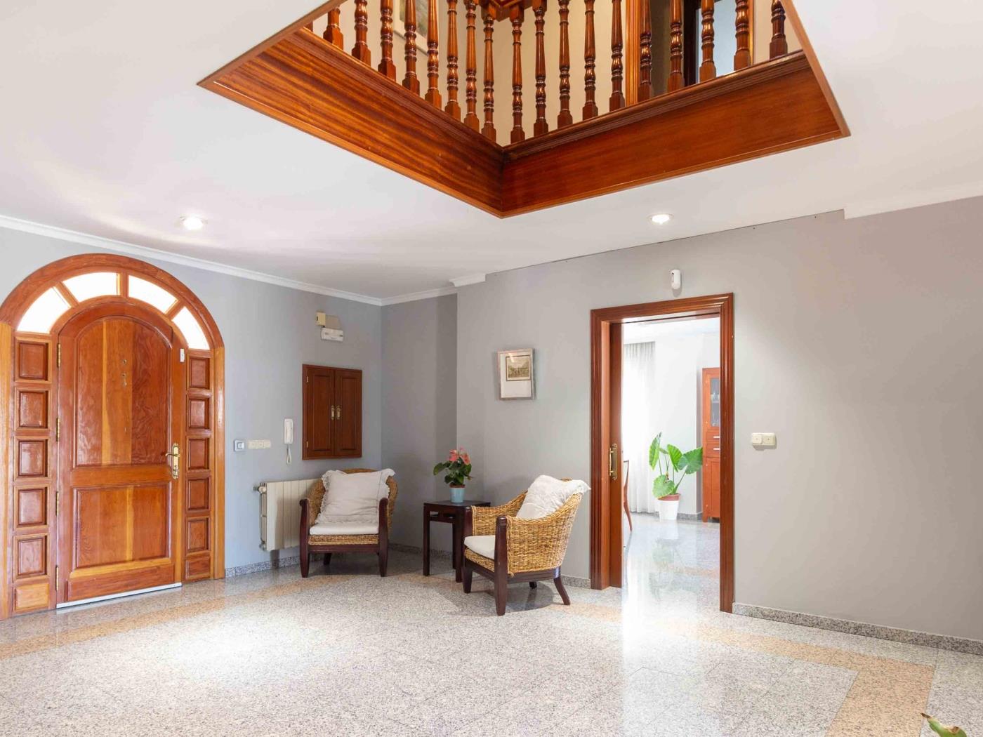 Belle maison avec 5 chambres, piscine, jardins et wifi à Dúrcal