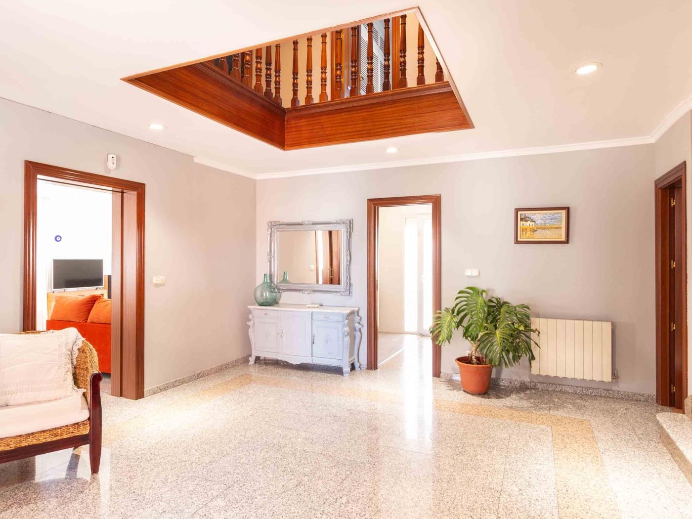 Belle maison avec 5 chambres, piscine, jardins et wifi à Dúrcal