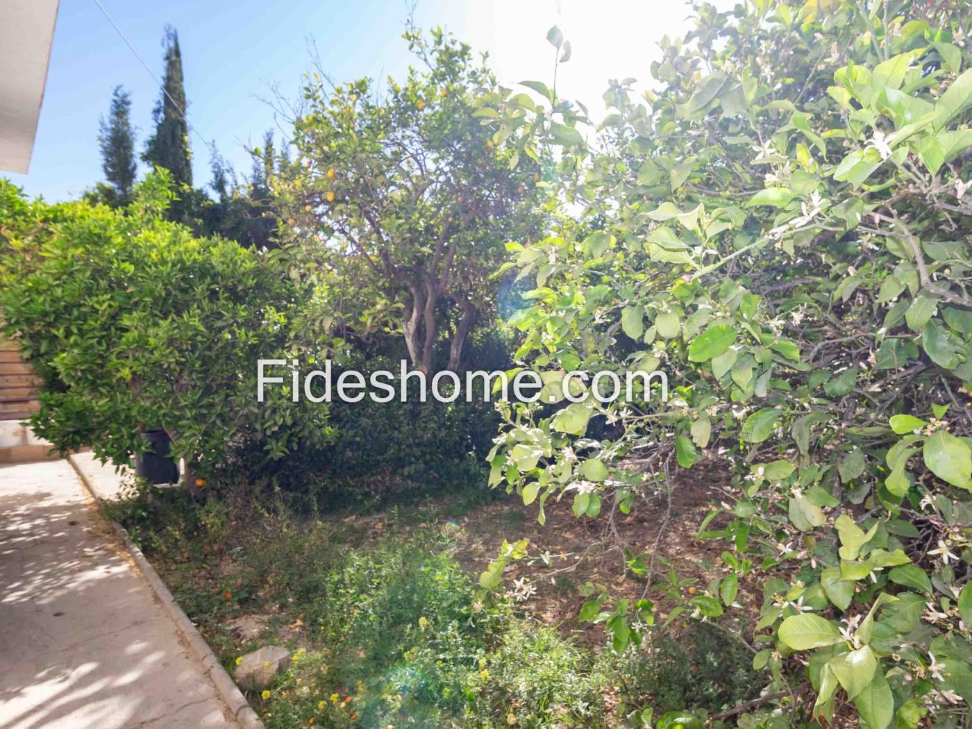 Edificio de dos plantas con gran jardín en Melegís en Melegís