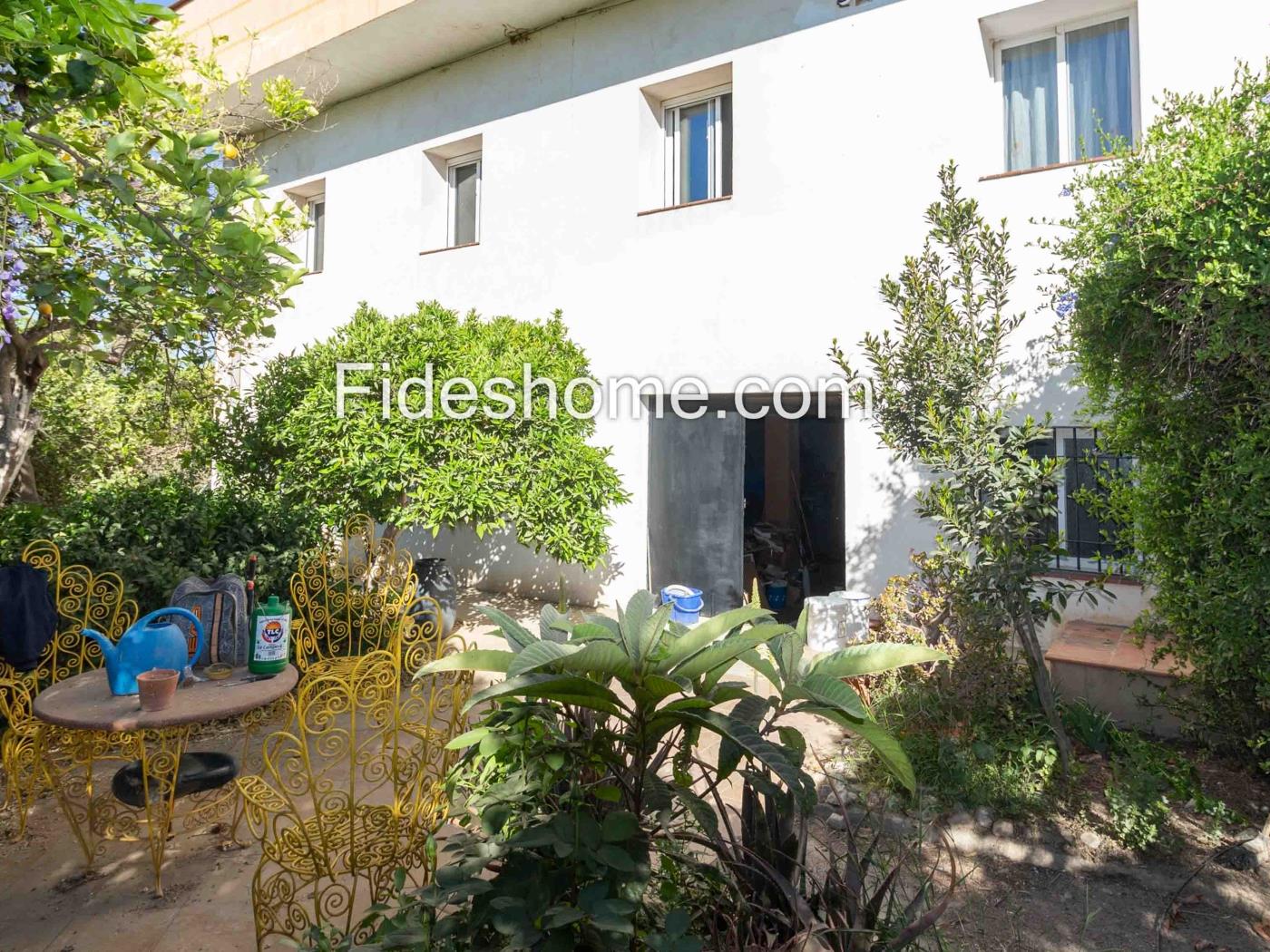 Edificio de dos plantas con gran jardín en Melegís en Melegís