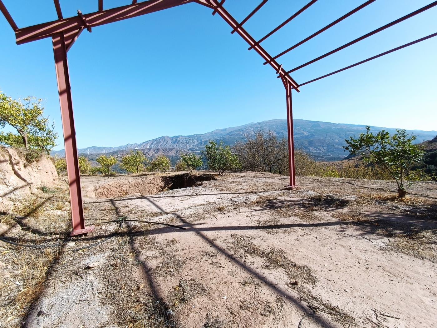 Ländliches Anwesen mit herrlichem Blick und einer 104 m2 Cortijo-Struktur in Restábal