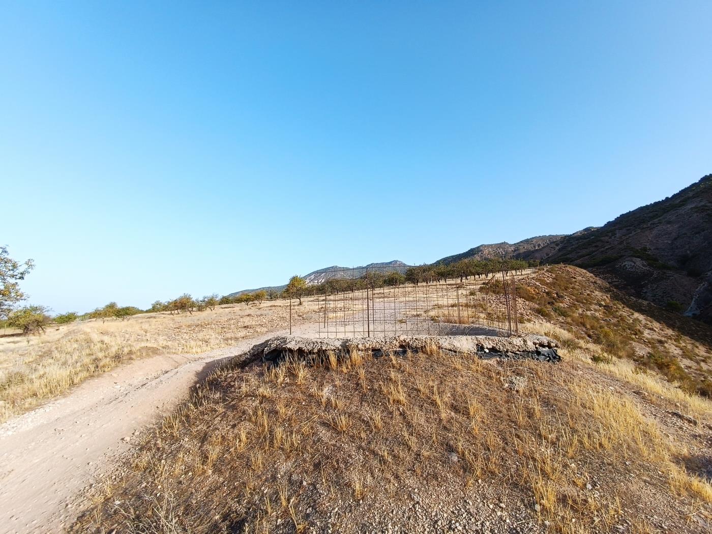 Domaine agricole irrigué avec un puits communautaire de 8000 m2 à Dúrcal. à Dúrcal