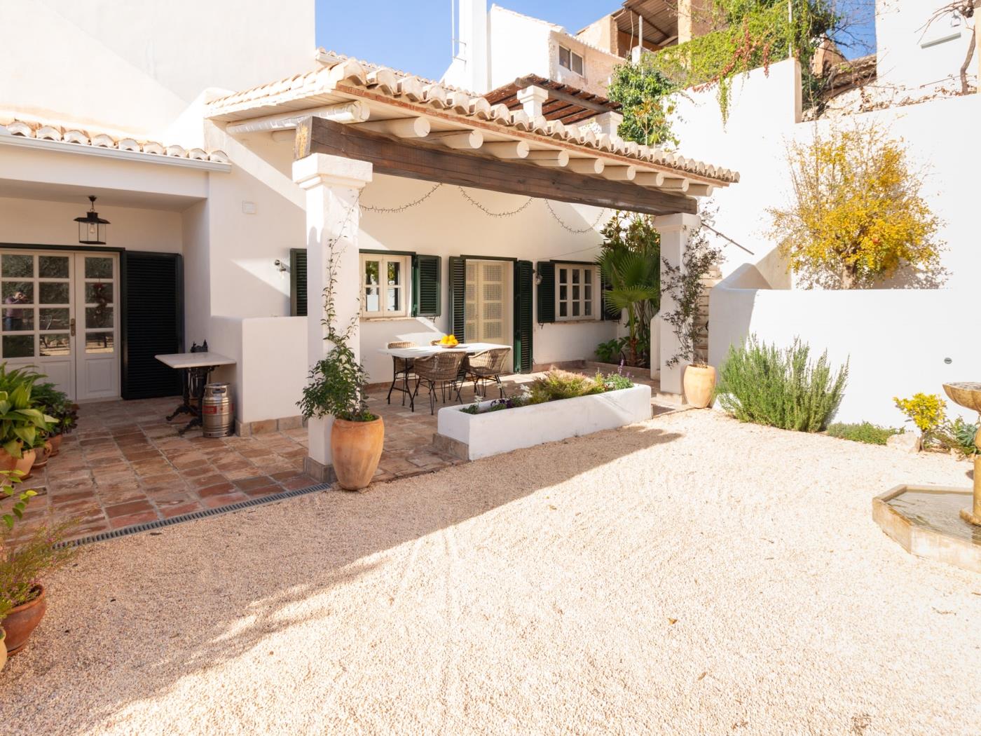 Luxurious house with pool, views, and parking. in Albuñuelas