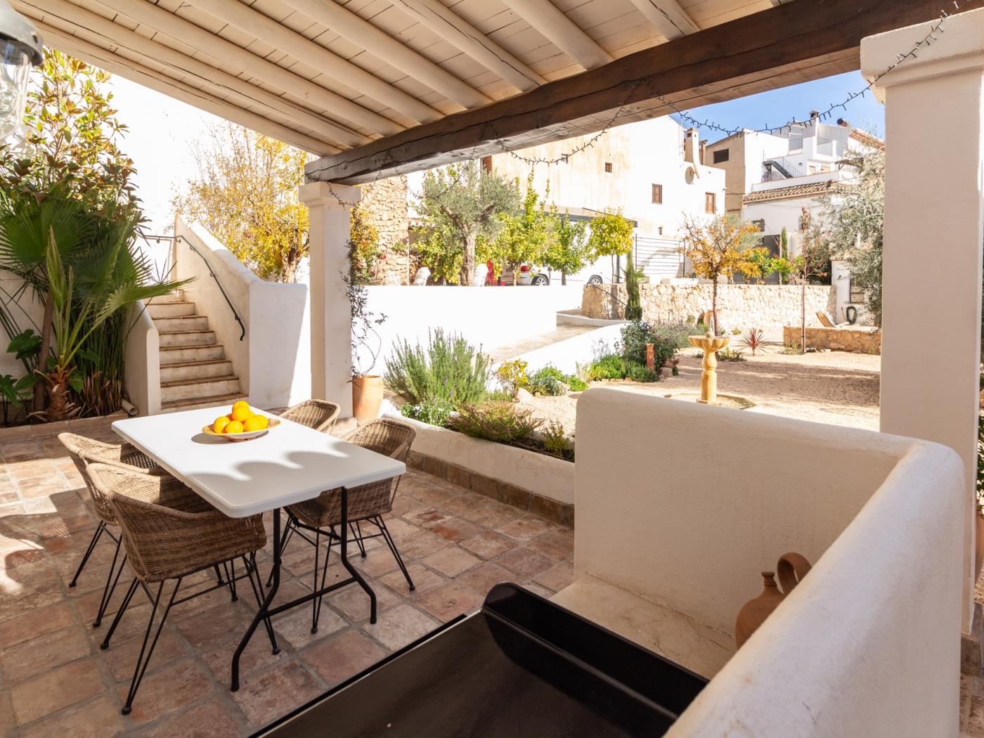Luxurious house with pool, views, and parking. in Albuñuelas