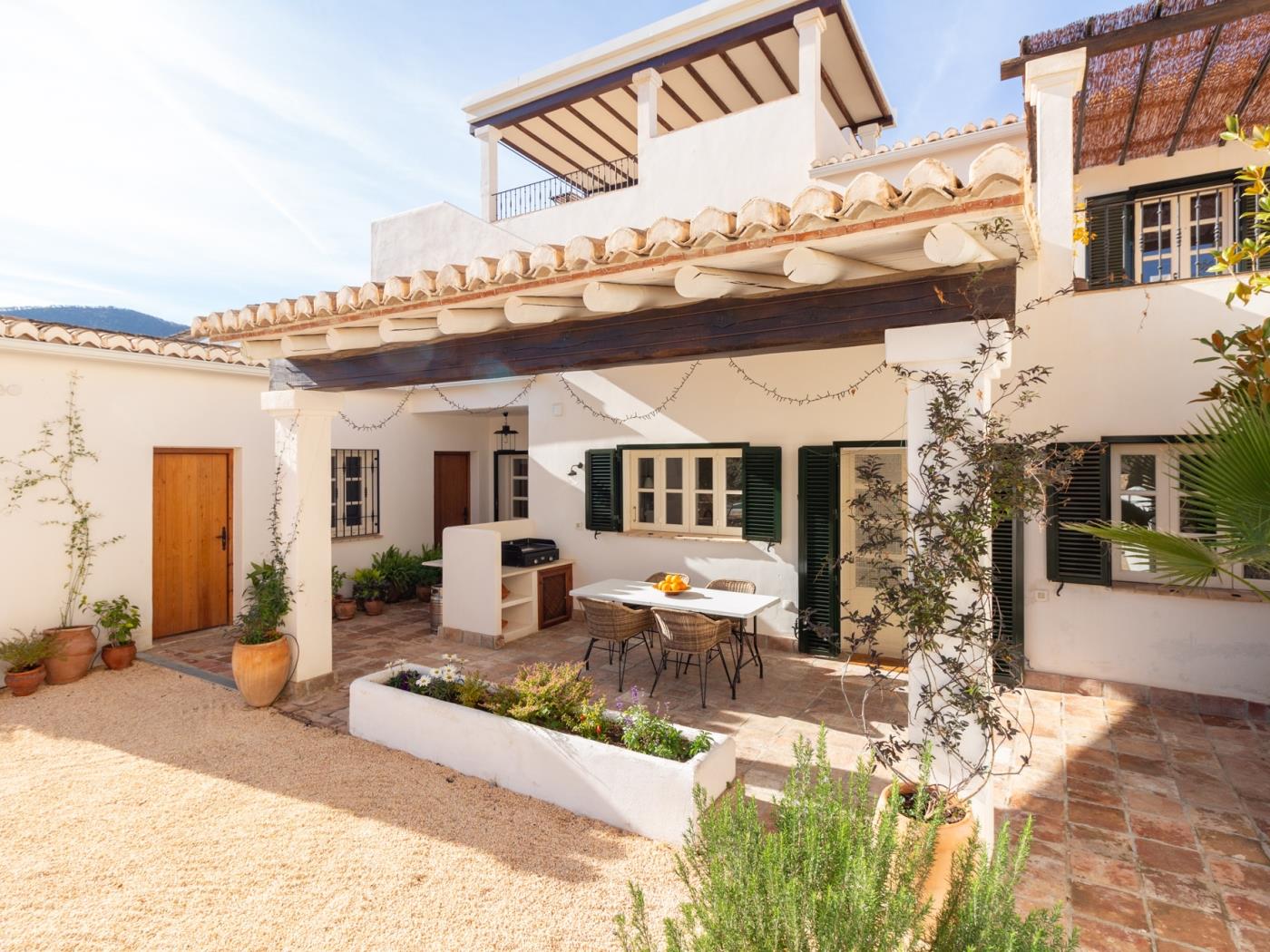 Luxurious house with pool, views, and parking. in Albuñuelas