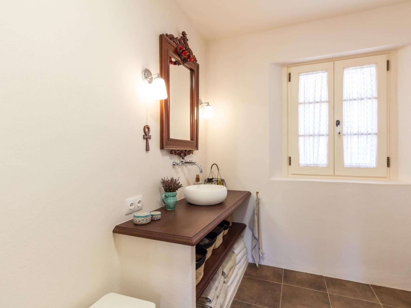Luxurious house with pool, views, and parking. in Albuñuelas