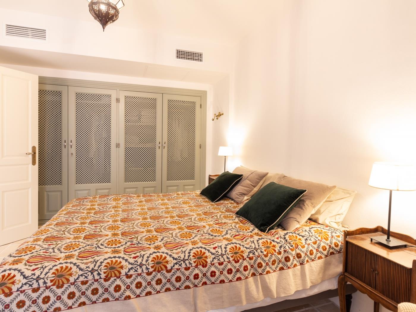 Luxurious house with pool, views, and parking. in Albuñuelas
