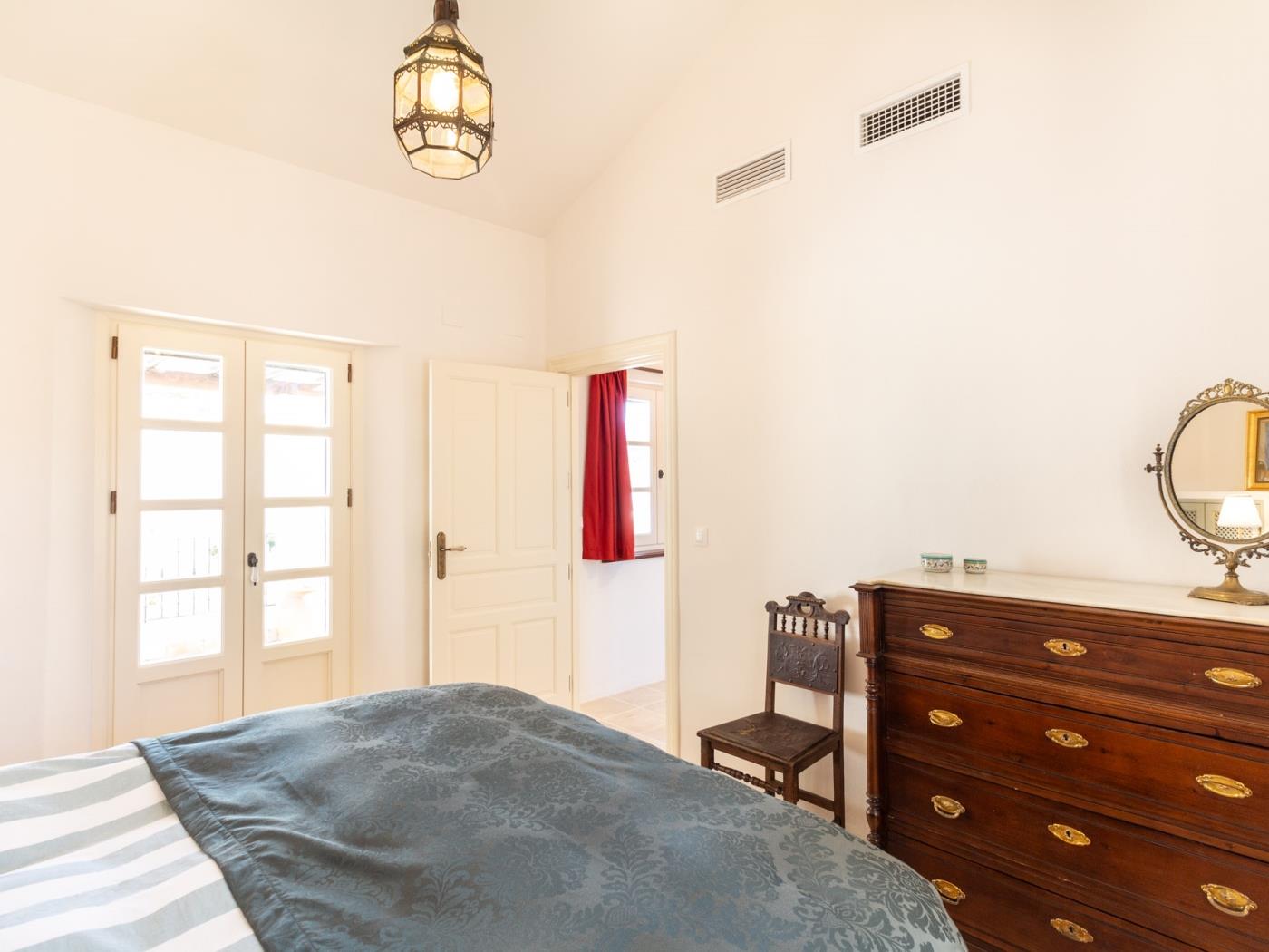 Luxurious house with pool, views, and parking. in Albuñuelas