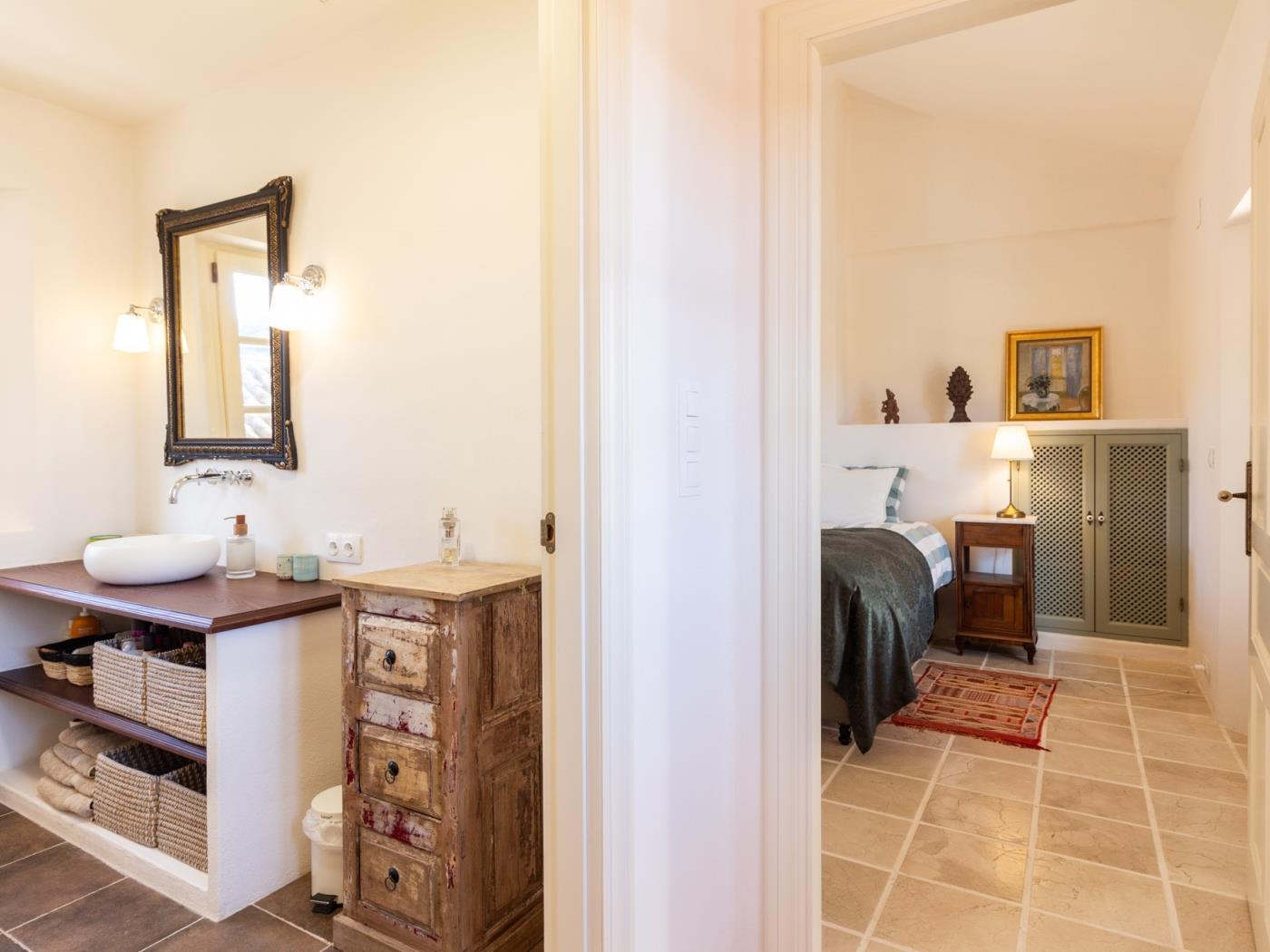 Luxurious house with pool, views, and parking. in Albuñuelas