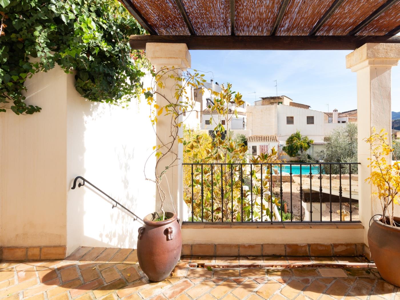 Luxurious house with pool, views, and parking. in Albuñuelas
