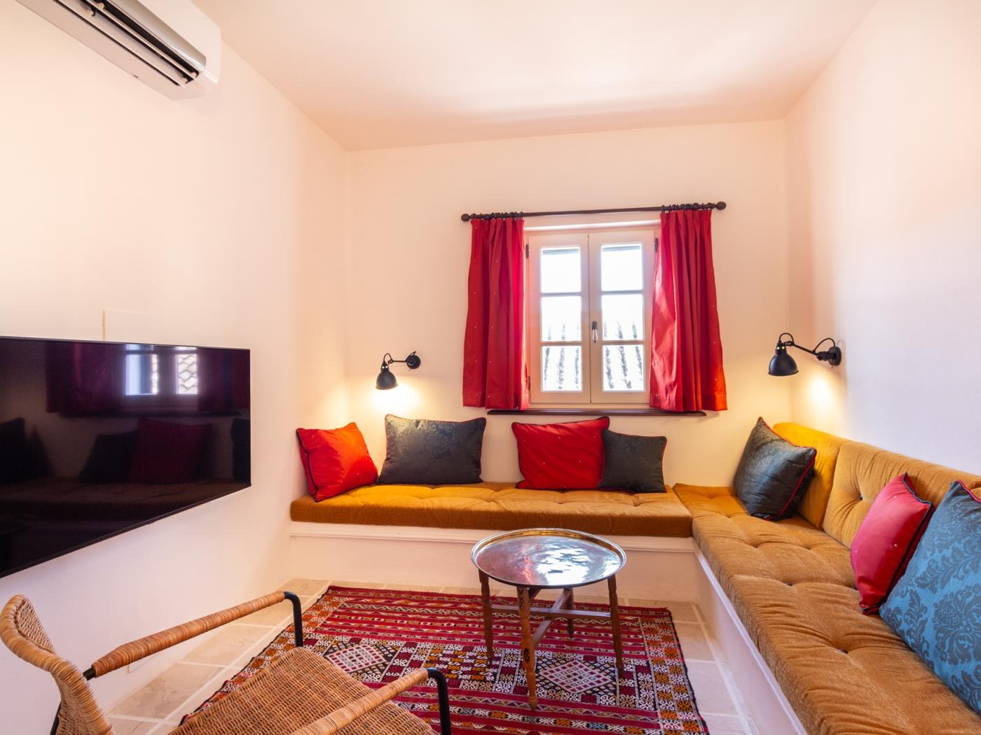 Luxurious house with pool, views, and parking. in Albuñuelas