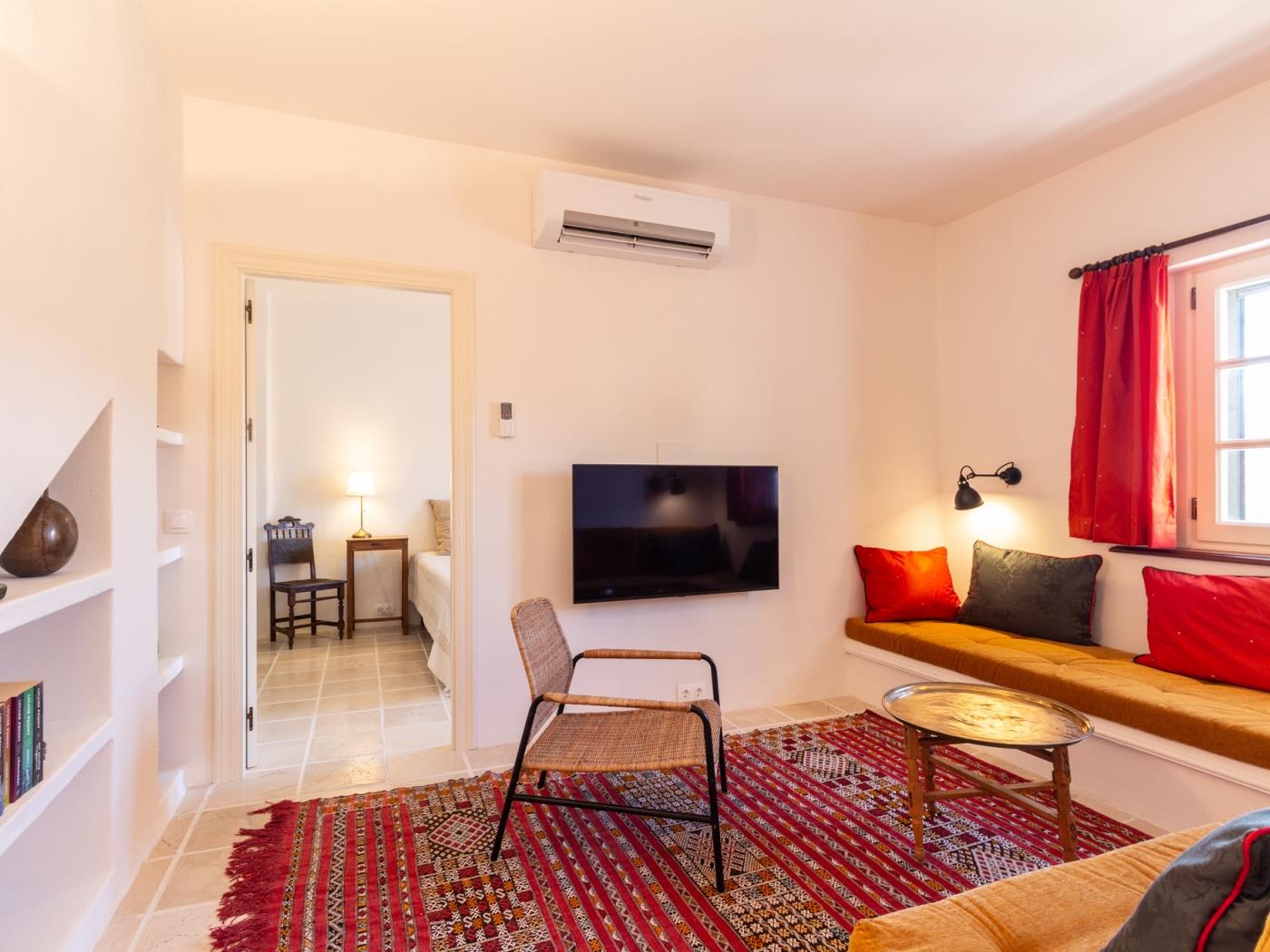 Luxurious house with pool, views, and parking. in Albuñuelas