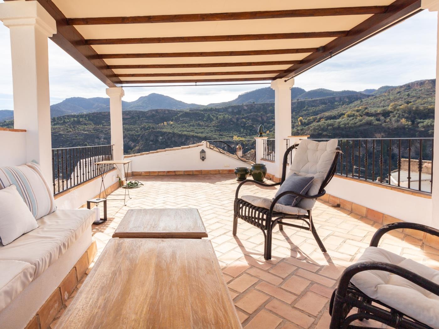 Luxurious house with pool, views, and parking. in Albuñuelas