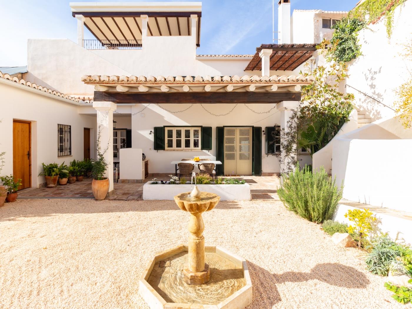 Luxurious house with pool, views, and parking. in Albuñuelas