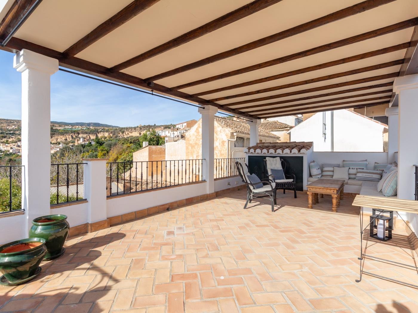 Luxurious house with pool, views, and parking. in Albuñuelas