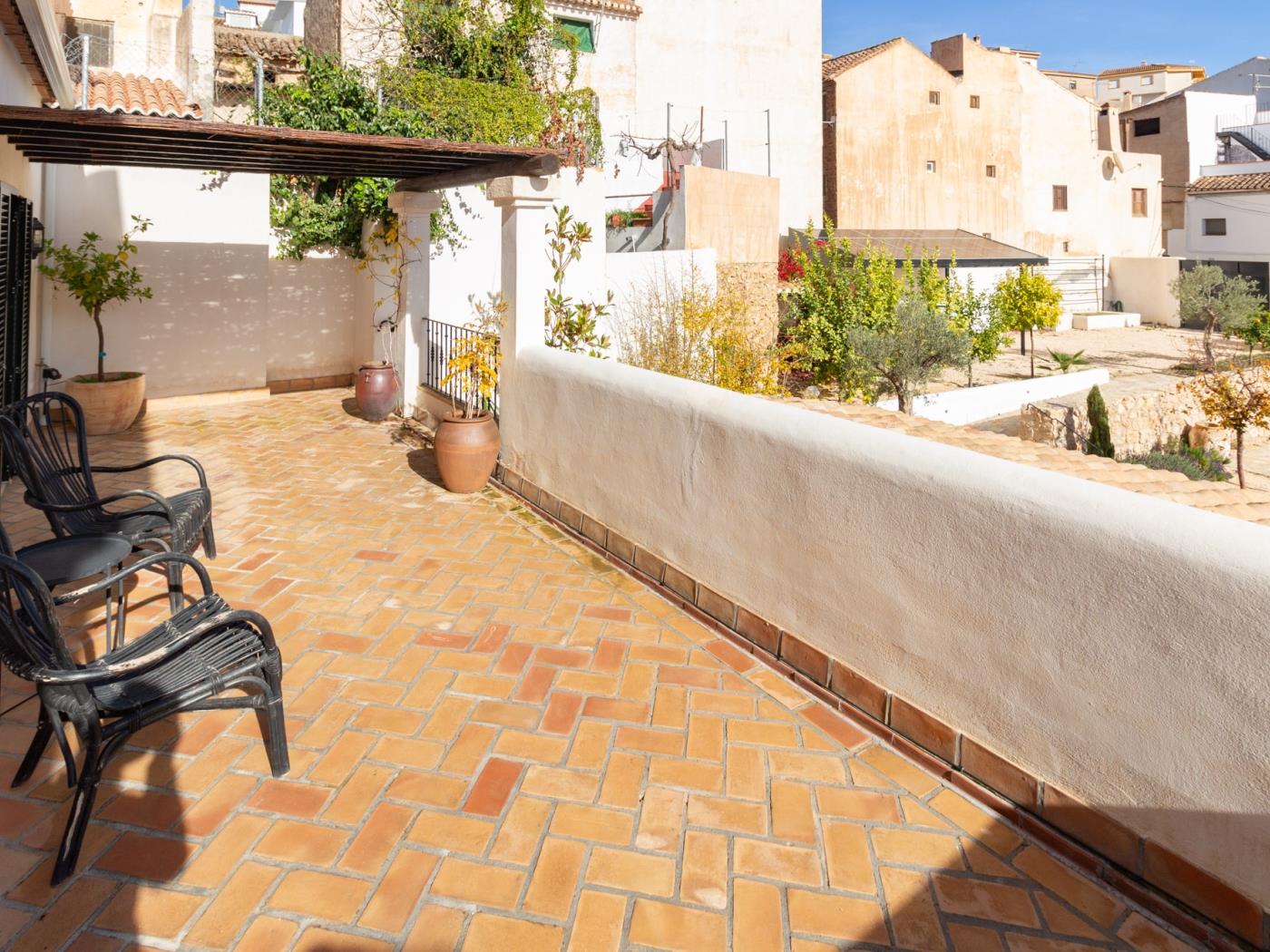 Luxurious house with pool, views, and parking. in Albuñuelas