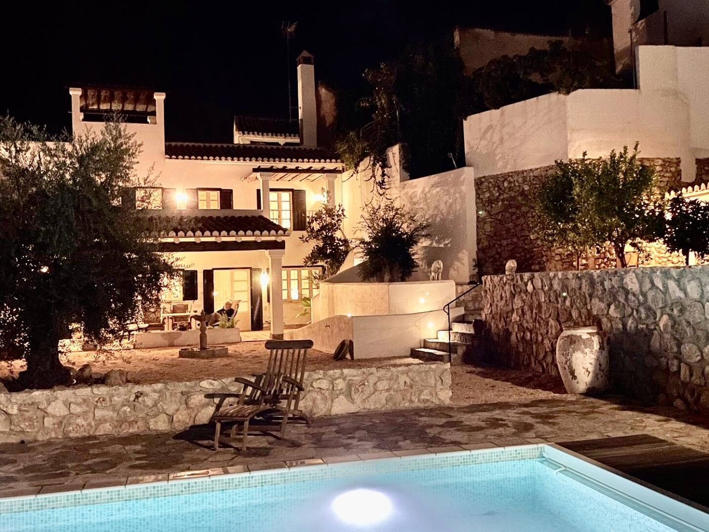 Luxurious house with pool, views, and parking. in Albuñuelas