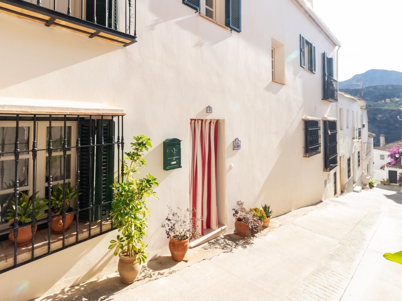 Luxurious house with pool, views, and parking. in Albuñuelas