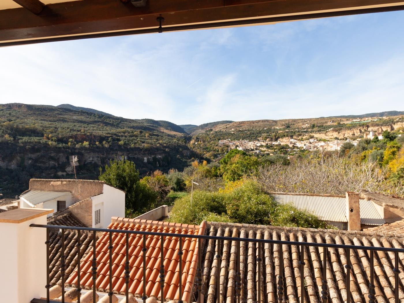 Luxurious house with pool, views, and parking. in Albuñuelas
