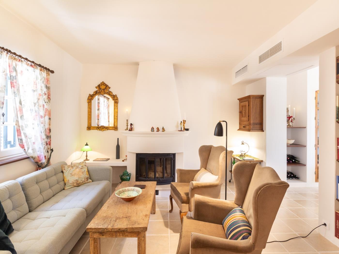 Luxurious house with pool, views, and parking. in Albuñuelas