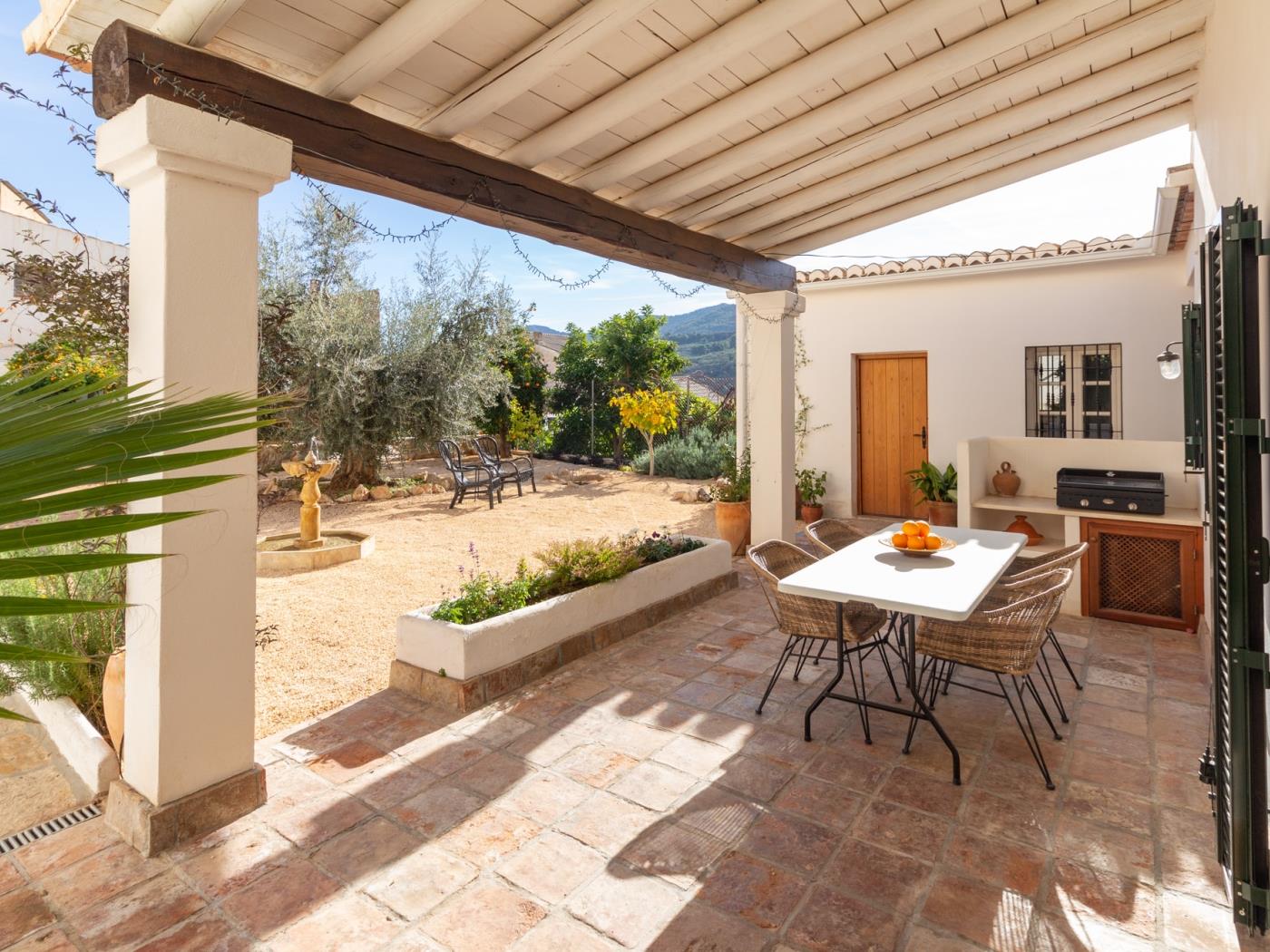Luxurious house with pool, views, and parking. in Albuñuelas