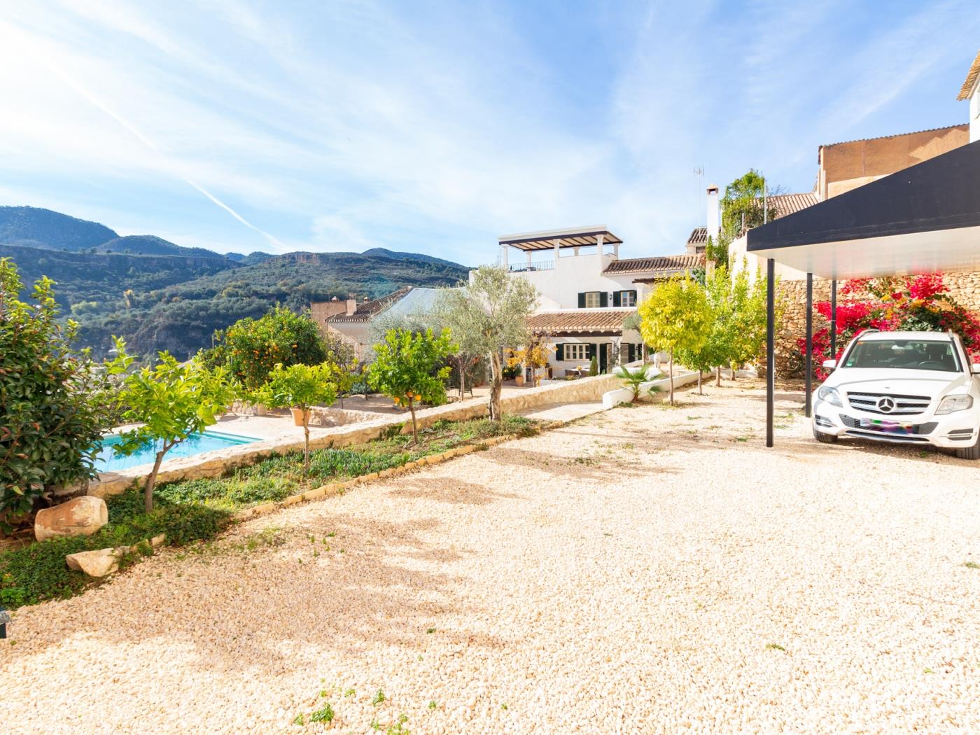 Luxurious house with pool, views, and parking. in Albuñuelas