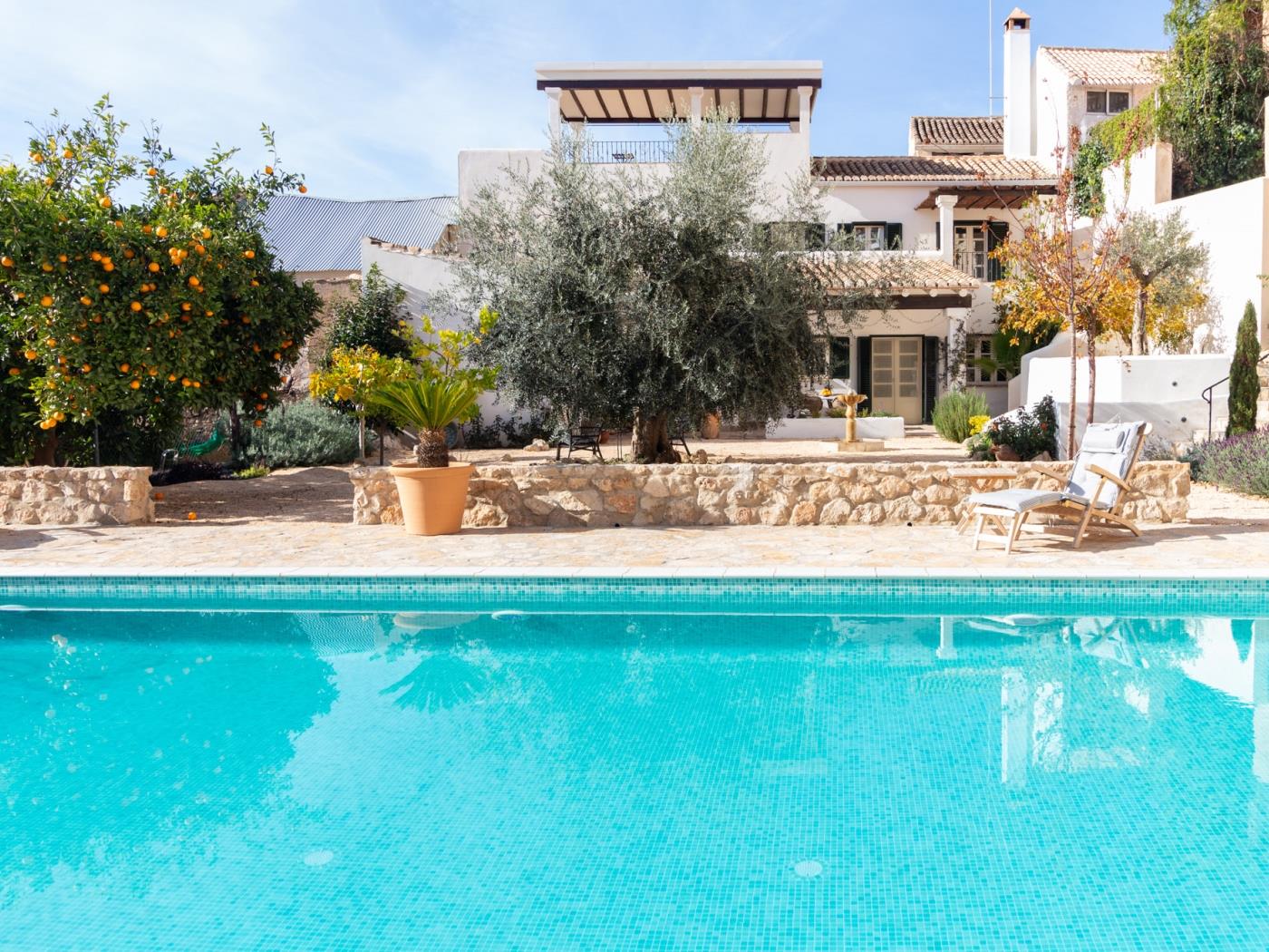 Luxurious house with pool, views, and parking. in Albuñuelas
