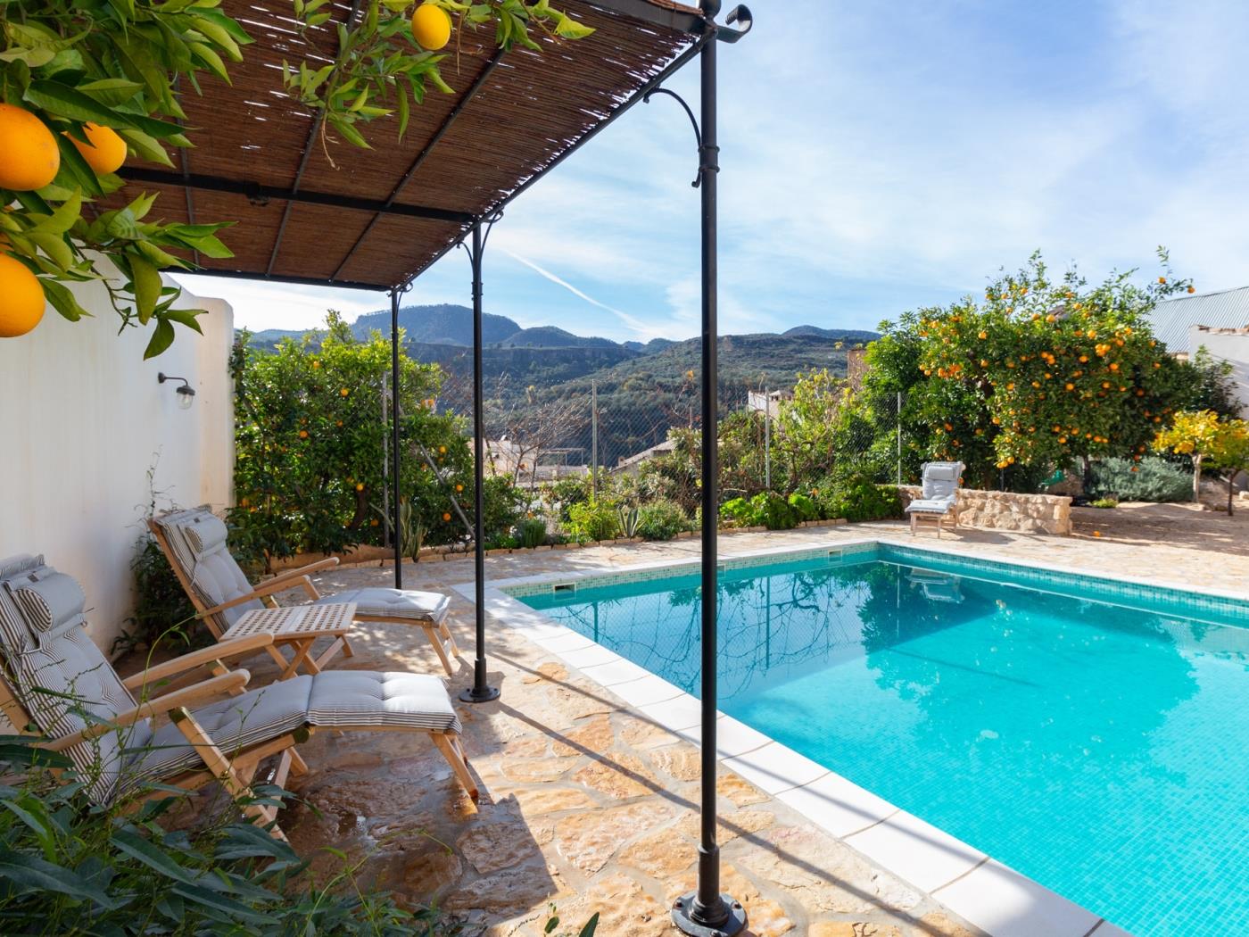 Luxurious house with pool, views, and parking. in Albuñuelas