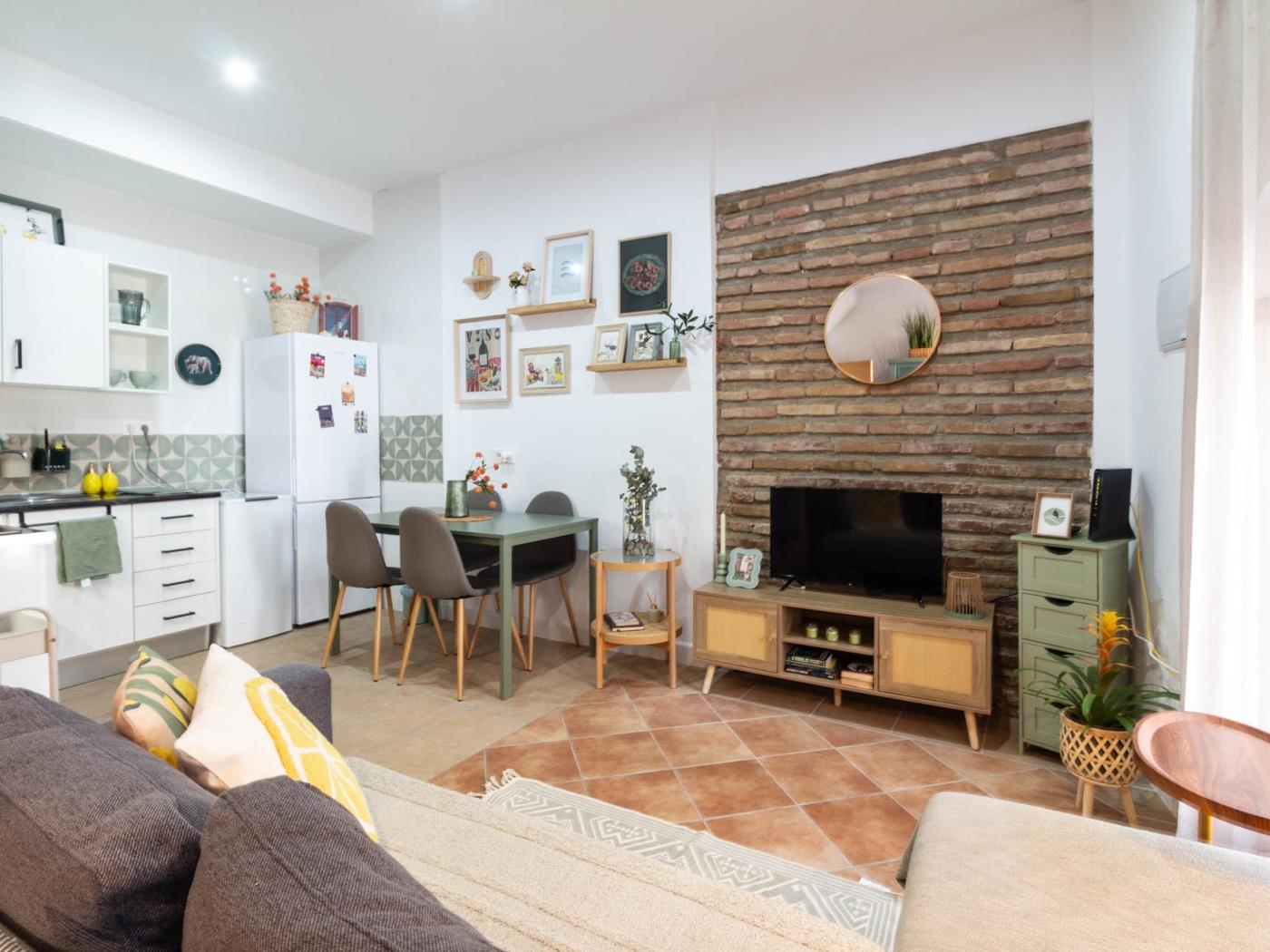 Village house with two bedrooms and a bathroom in Béznar