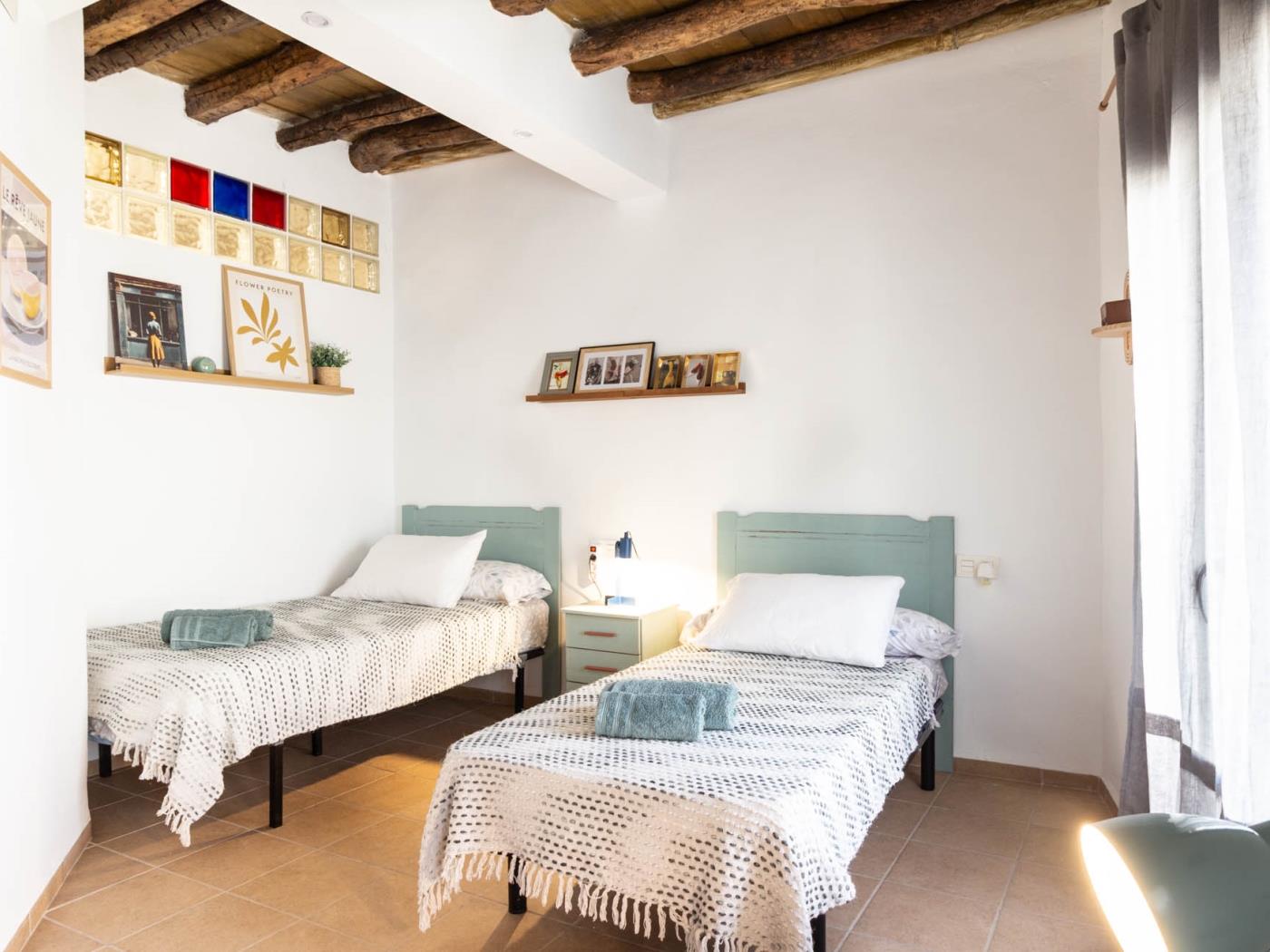 Village house with two bedrooms and a bathroom in Béznar