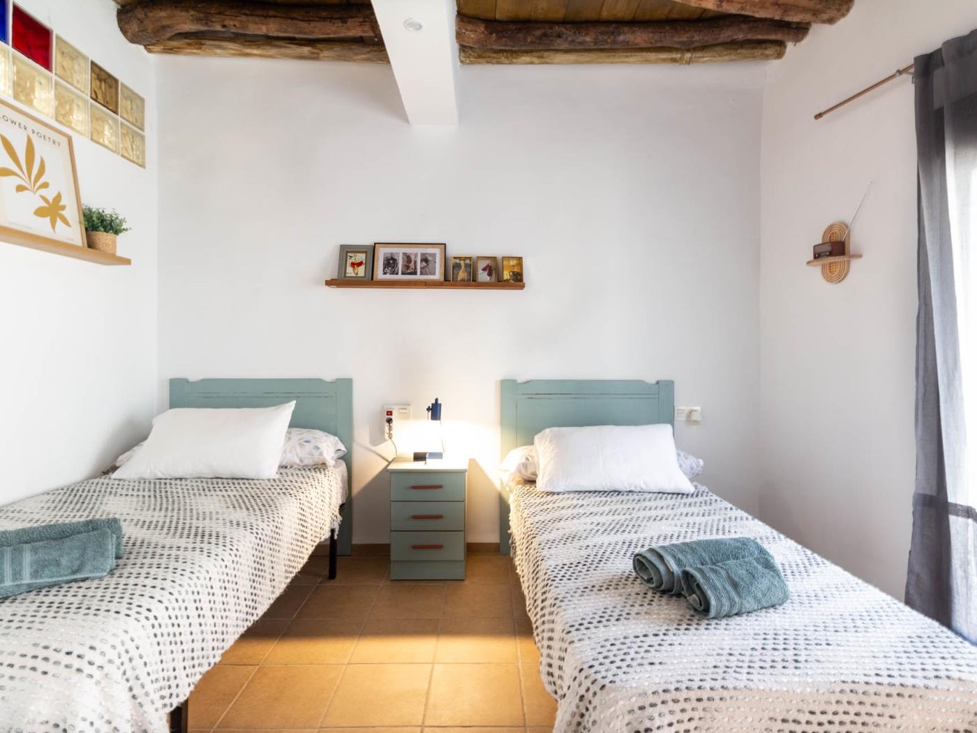 Village house with two bedrooms and a bathroom in Béznar